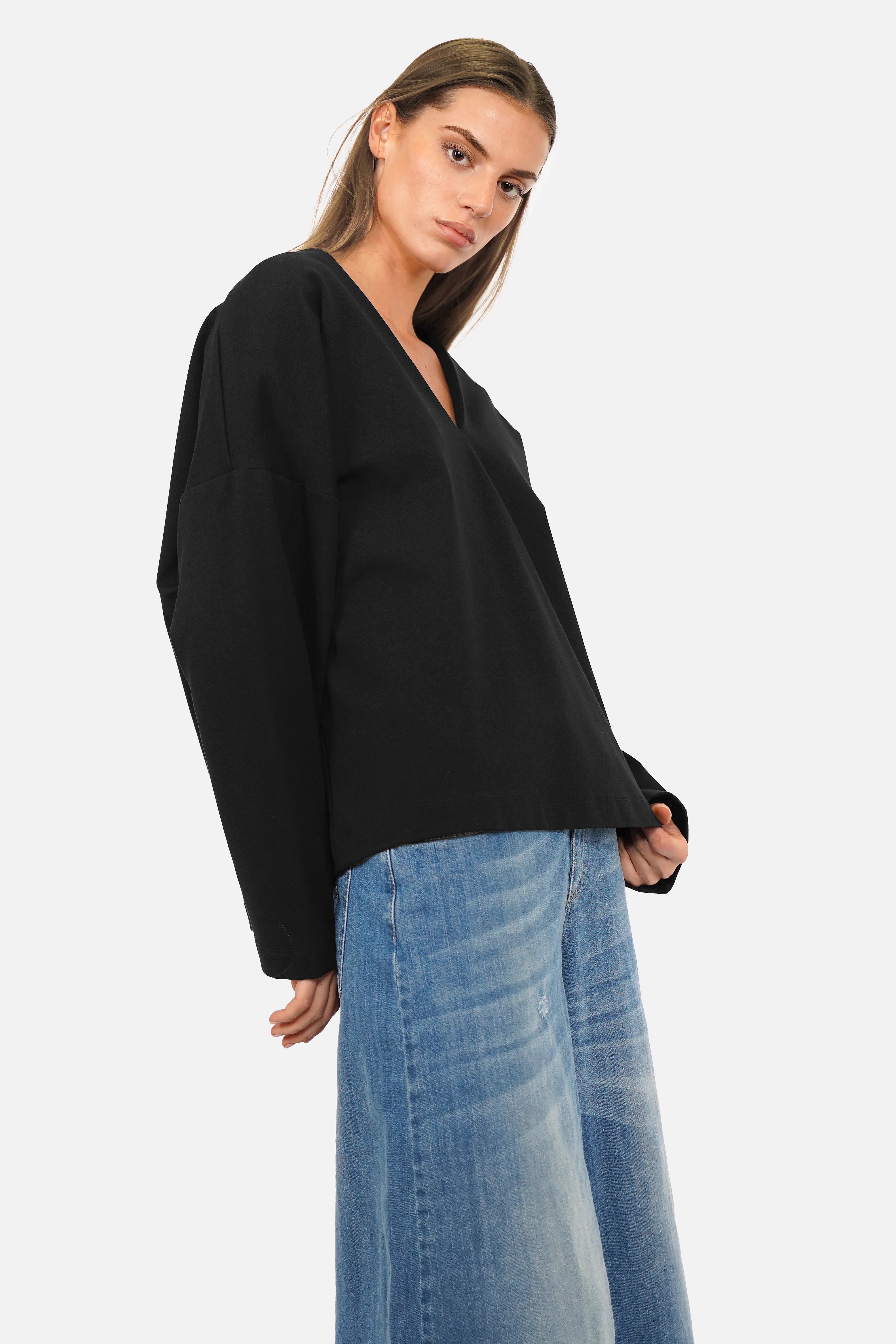 geschlossenes Relaxed V-Ausschnitt Shirt aus Jersey mit Viskoseanteil, überschnittenen Schultern und geraden Ärmeln