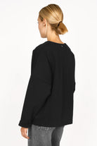 Schwarze BERLEY Relaxed V-Neck Bluse aus weichem, formstabilem Jersey mit überschnittenen Schultern und verlängerter Rückenpartie.