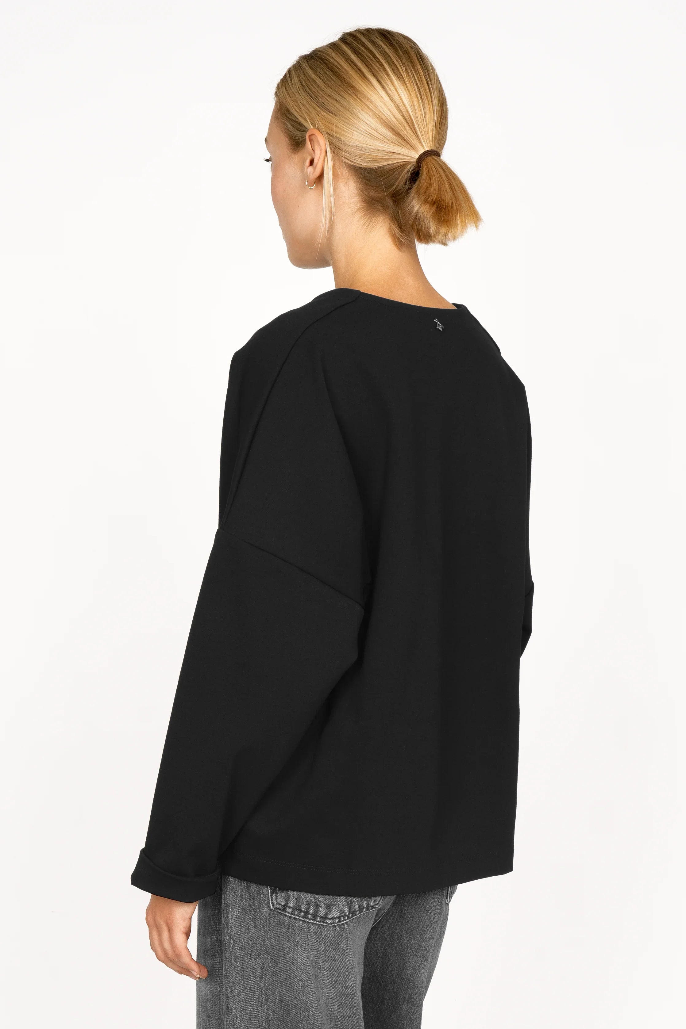 Schwarze BERLEY Relaxed V-Neck Bluse aus weichem, formstabilem Jersey mit überschnittenen Schultern und verlängerter Rückenpartie.