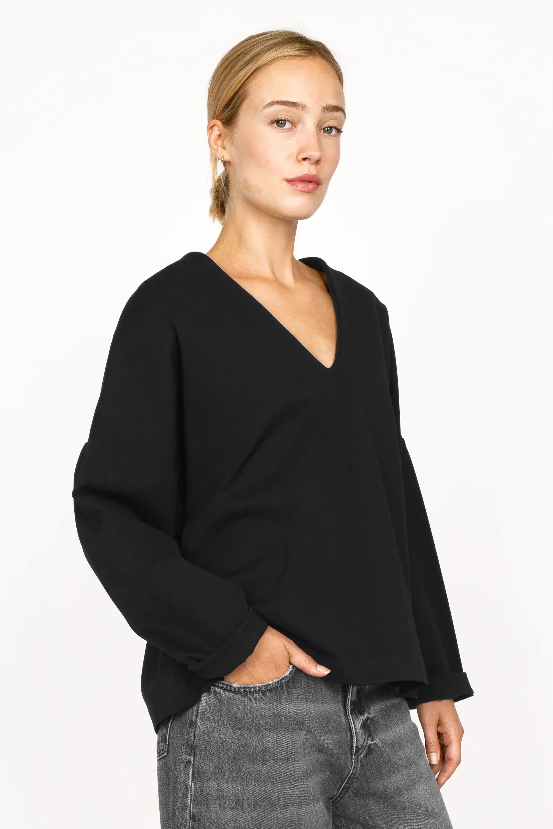 Schwarze BERLEY Relaxed V-Neck Bluse aus weichem, formstabilem Jersey mit V-Ausschnitt und überschnittenen Schultern