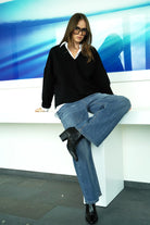 Frau trägt BERLEY Relaxed V-Neck Bluse aus Jersey mit weichem Viskoseanteil, relaxter Schnitt und V-Ausschnitt