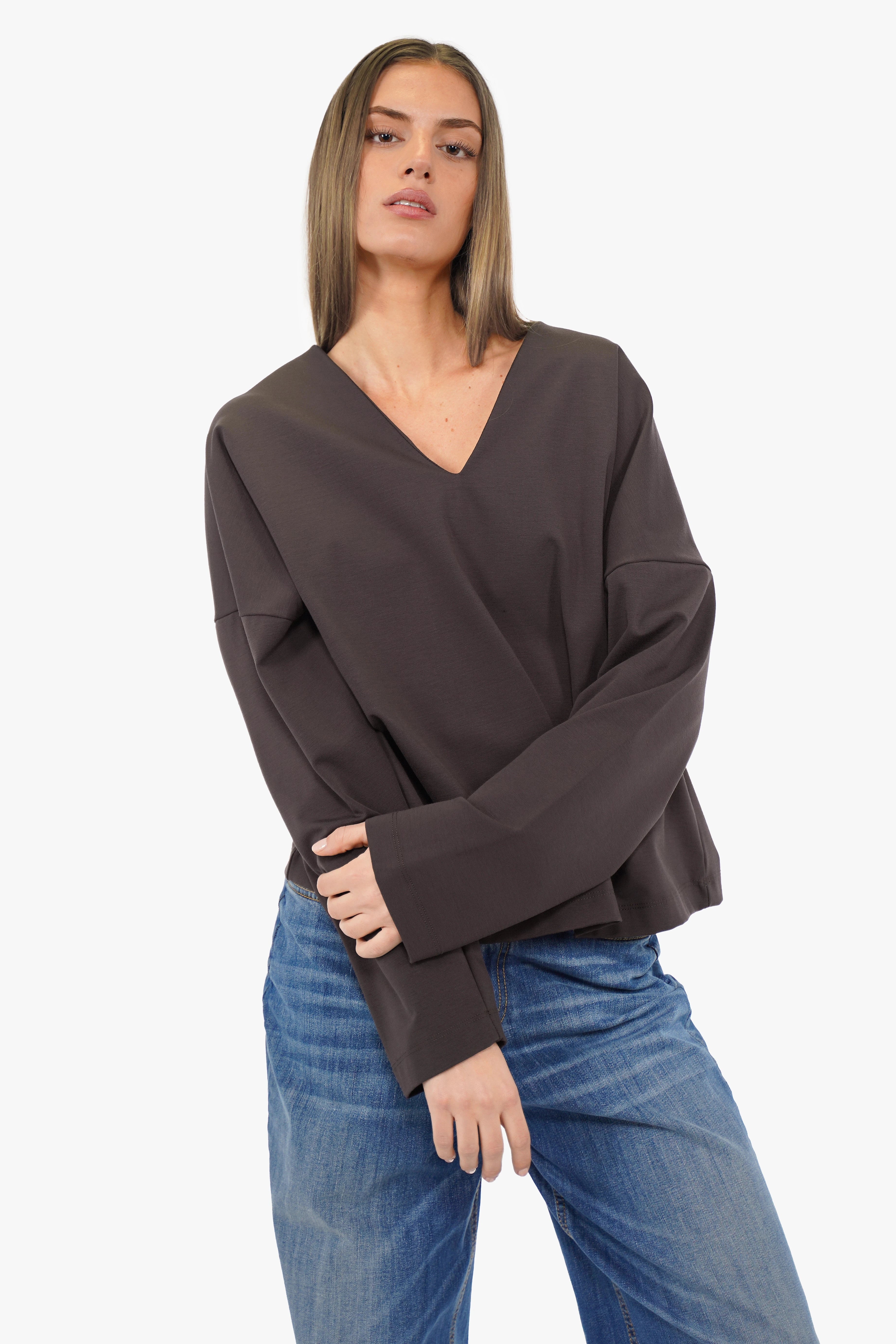 Model wearing BERLEY Relaxed V-Neck Shirt in soft, wrinkle-resistant jersey with V-neck and relaxed fit