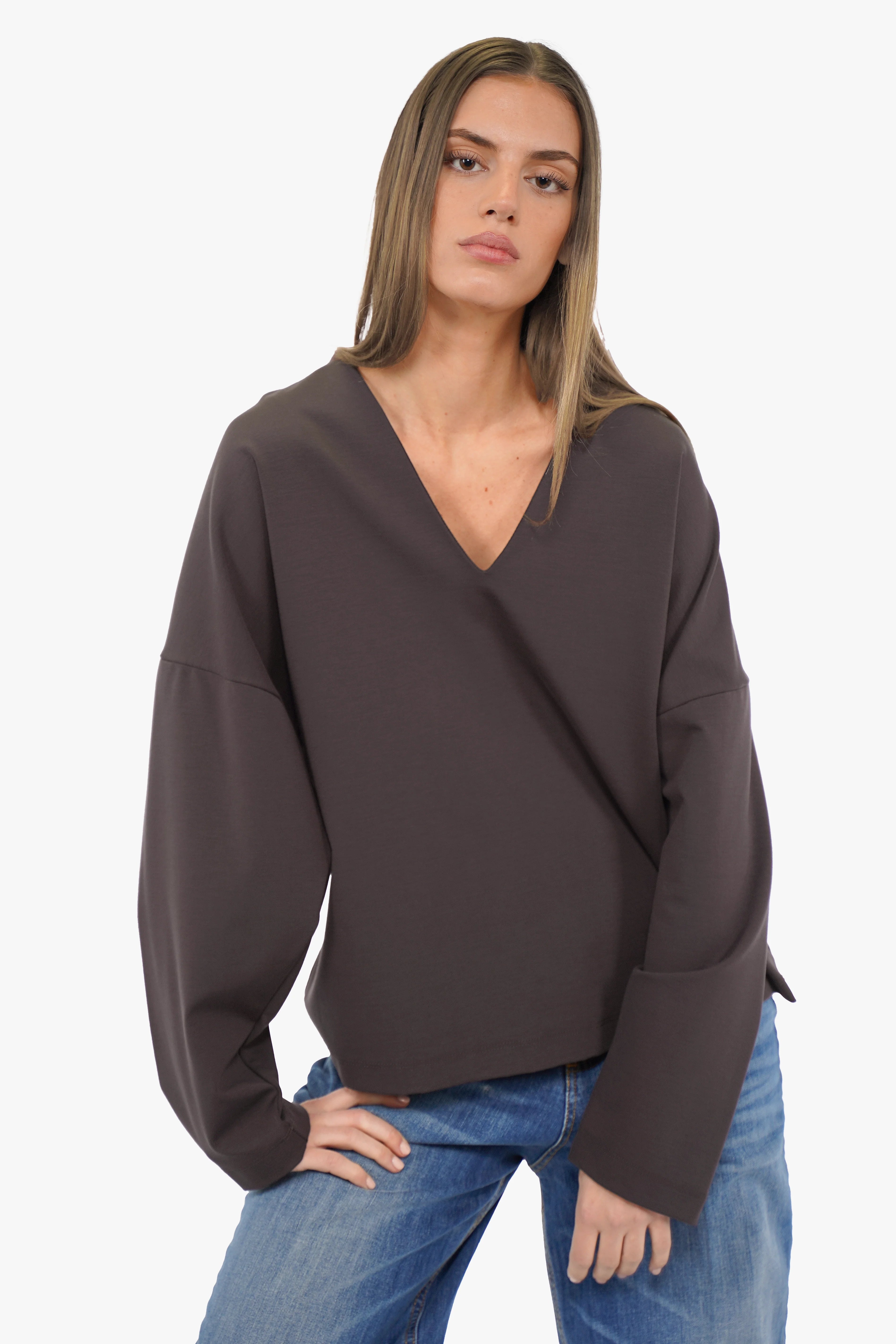 BERLEY Relaxed V-Neck Shirt soft compact jersey with V-neck and relaxed fit on model