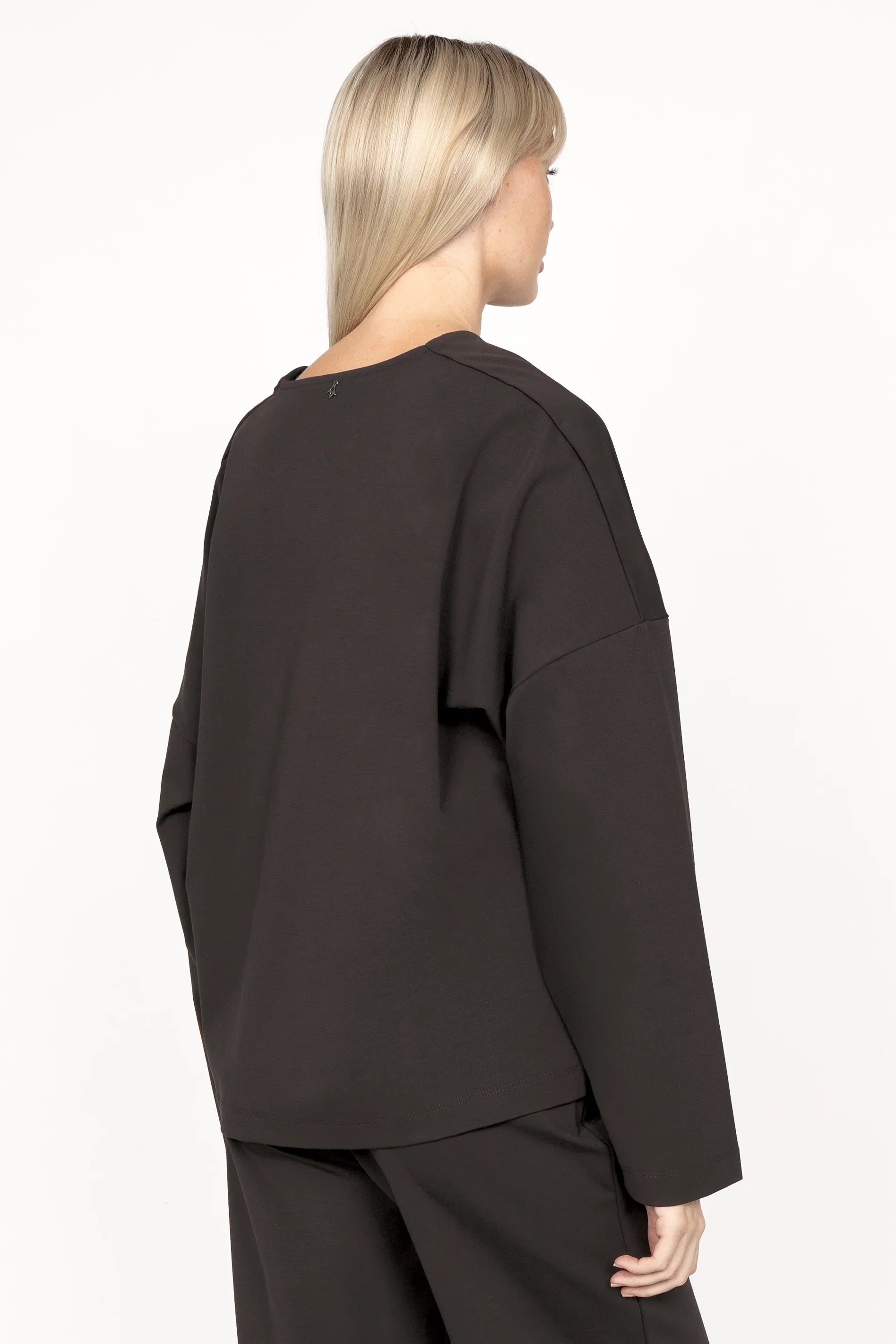 BERLEY Relaxed V-Neck Bluse aus kompaktem Jersey mit Viskoseanteil, locker geschnitten, überschnittene Schultern, gerade Ärmel ohne Bündchen, minimal verlängerte Rückenpartie, knitterfrei und formstabil in Dunkelbraun.