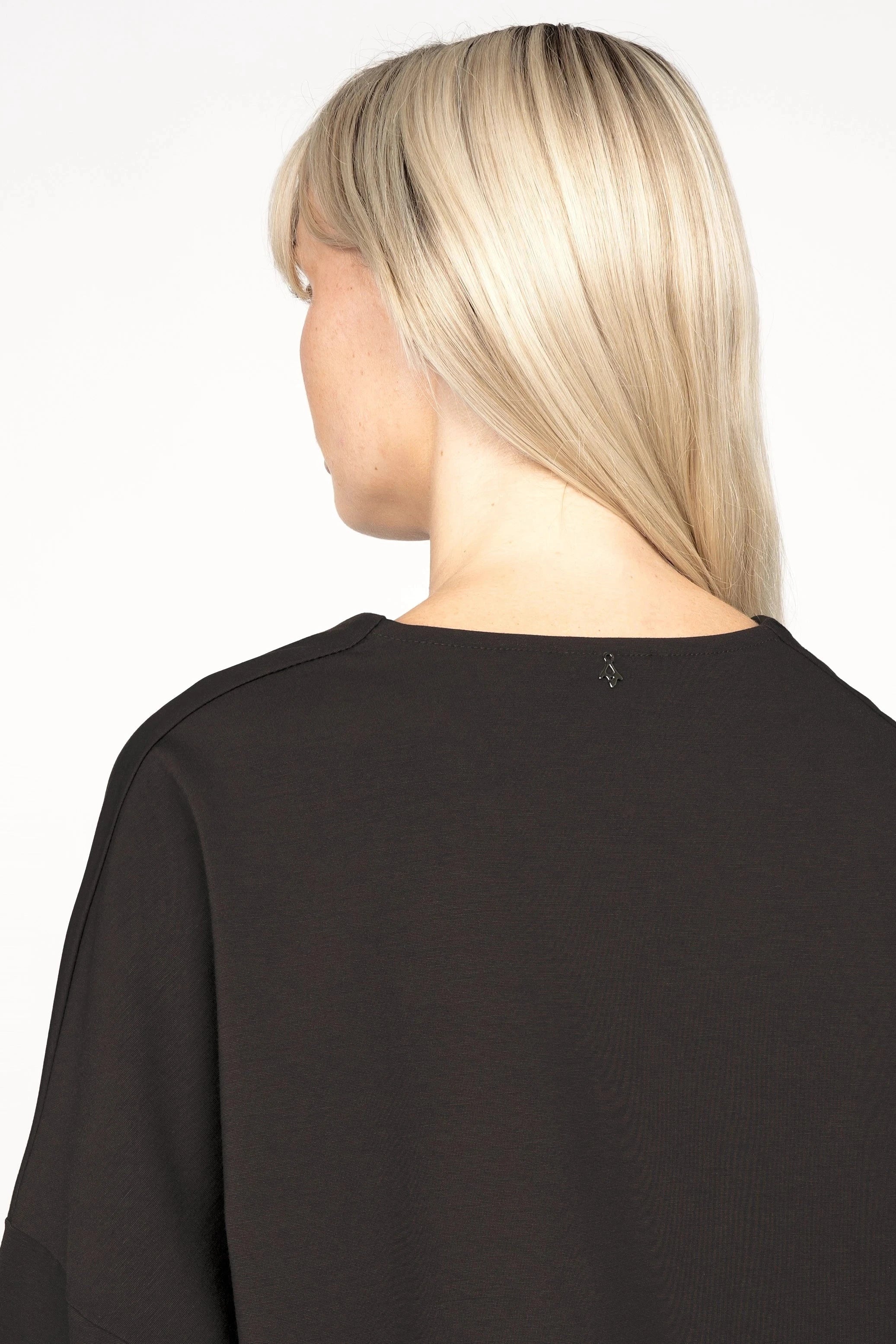 BERLEY Relaxed V-Neck Bluse aus weichem, formstabilem Jersey mit überschnittenen Schultern und verlängerter Rückenpartie in Schwarz