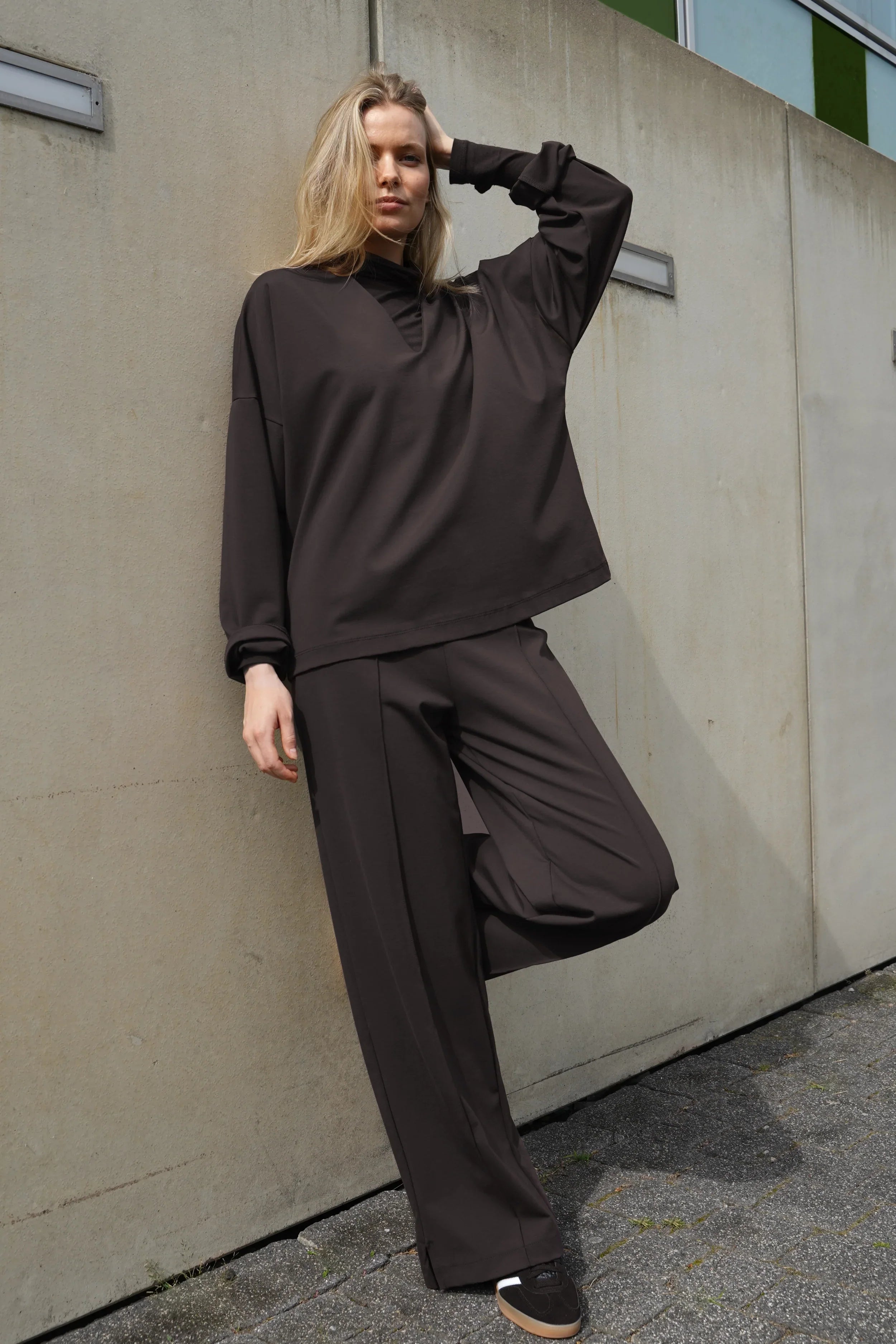 Dunkle BERLEY Relaxed V-Neck Bluse aus weichem, formstabilem Jersey mit V-Ausschnitt und überschnittenen Schultern.