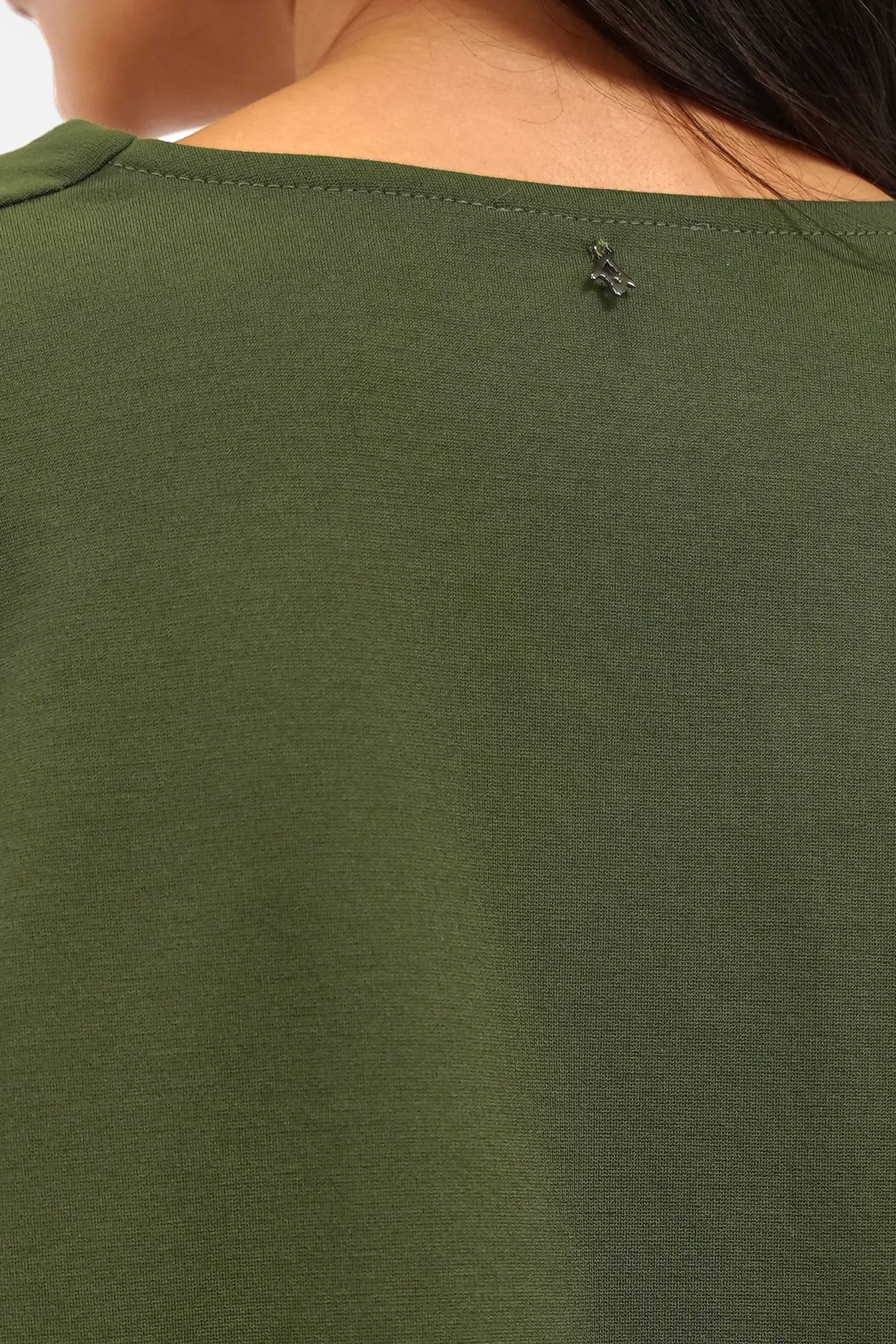 BERLEY Relaxed V-Neck Shirt in soft jersey with V-neck and relaxed fit on model