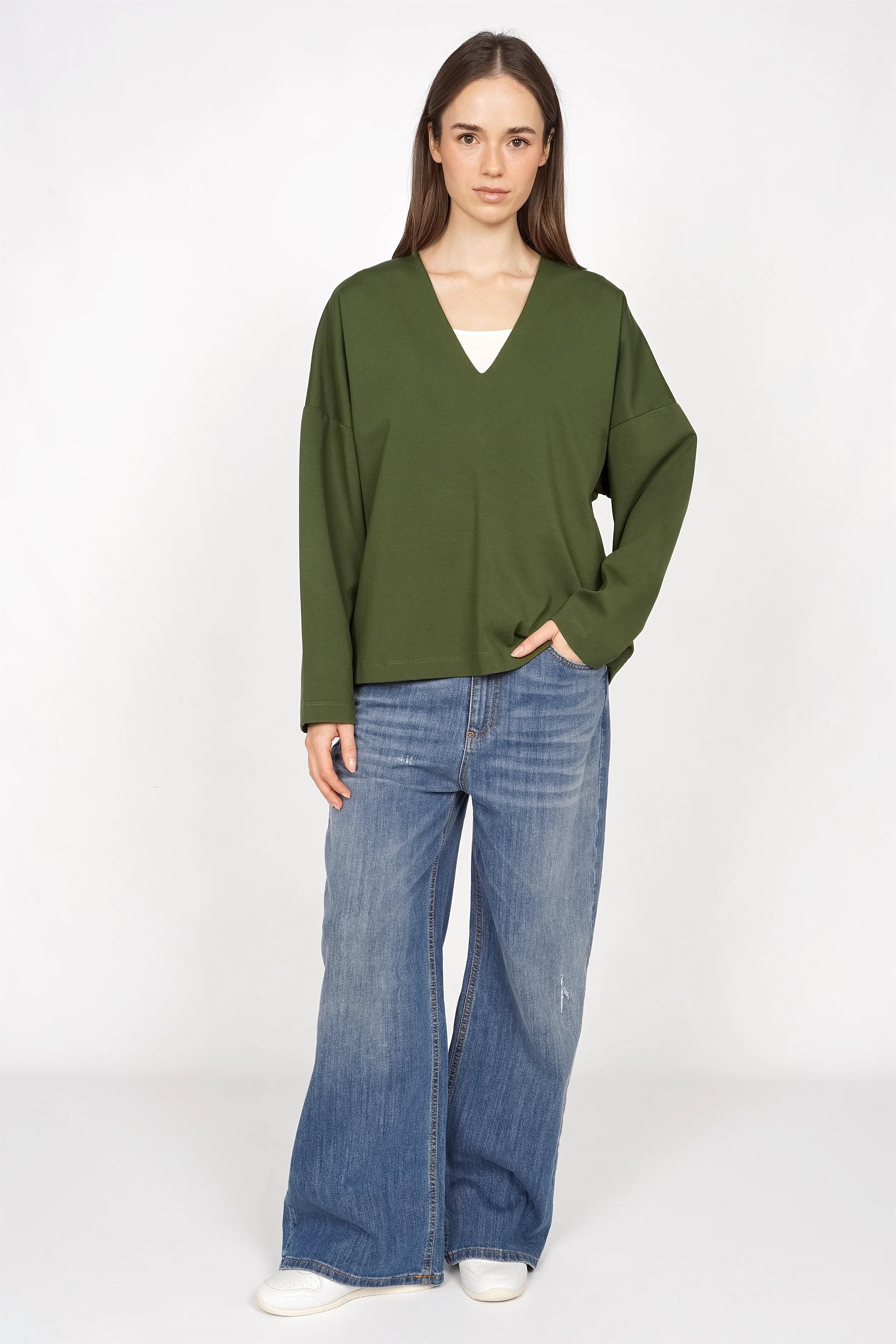 Damen BERLEY Relaxed V-Neck Bluse aus weichem, formstabilem Jersey mit V-Ausschnitt und überschnittenen Schultern in Khaki