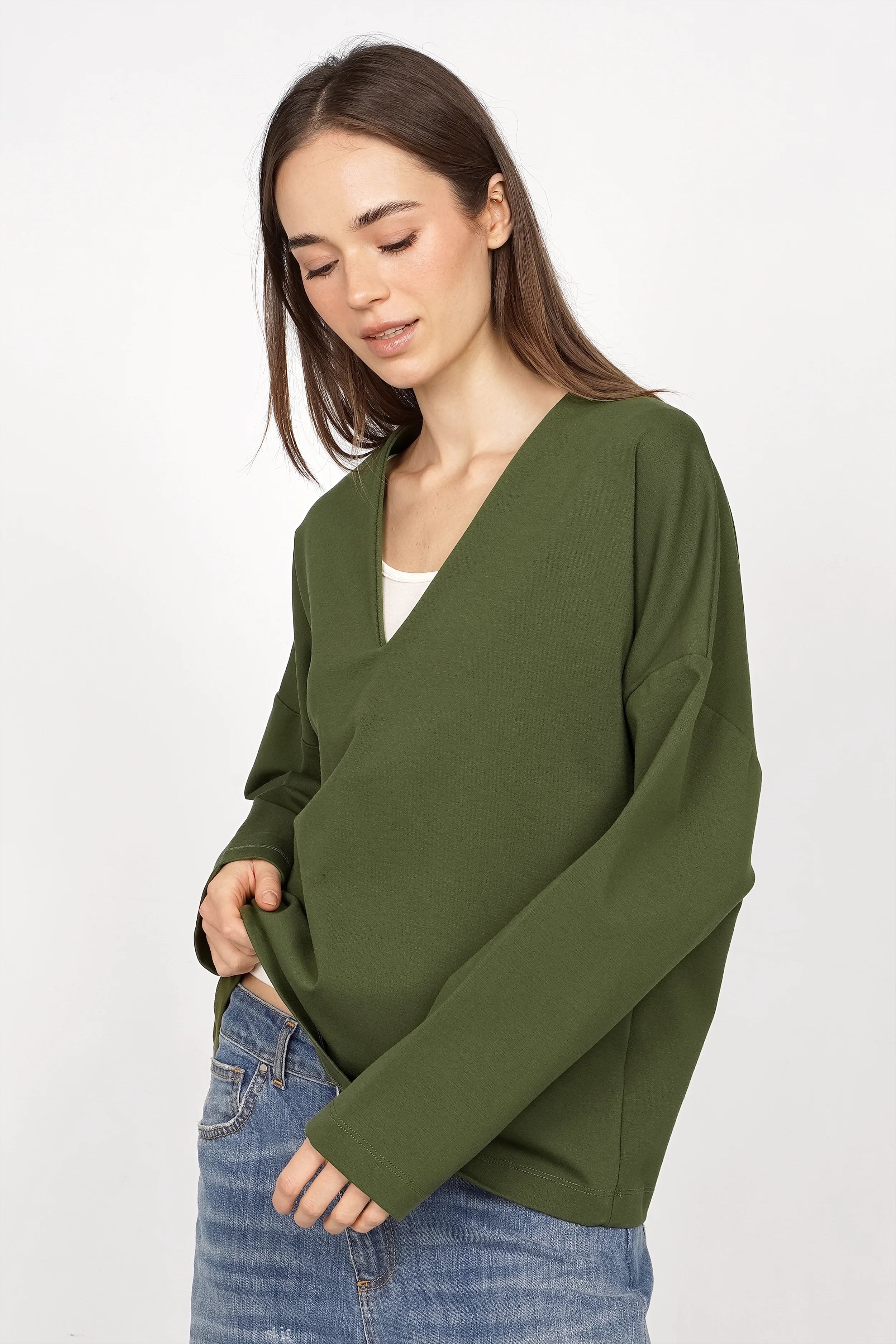 Damen BERLEY Relaxed V-Neck Bluse aus grünem, knitterfreiem Jersey mit V-Ausschnitt und relaxed Fit