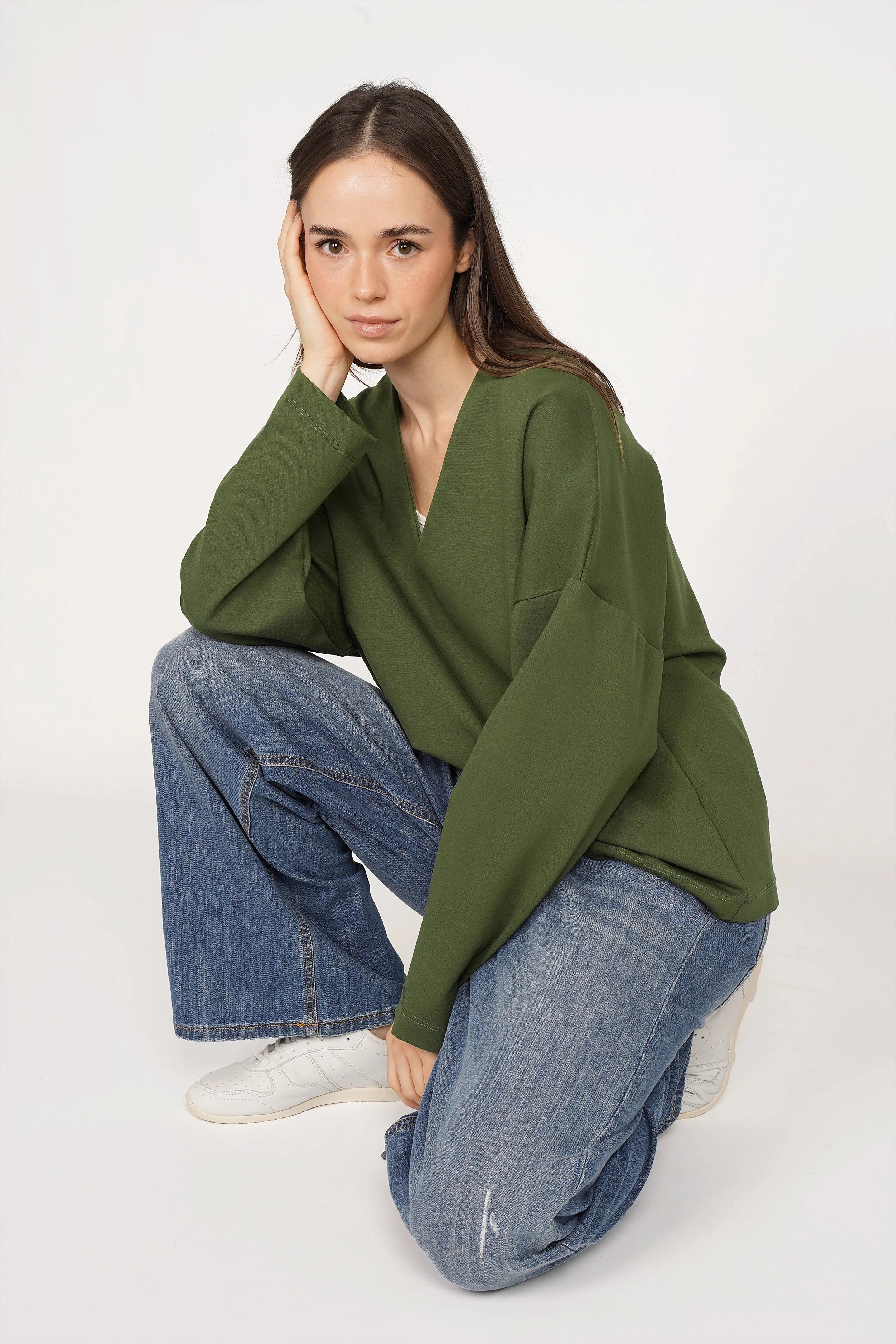 BERLEY Relaxed V-Neck Bluse aus weich formstabilem Jersey mit V-Ausschnitt und überschnittenen Schultern in Olivgrün