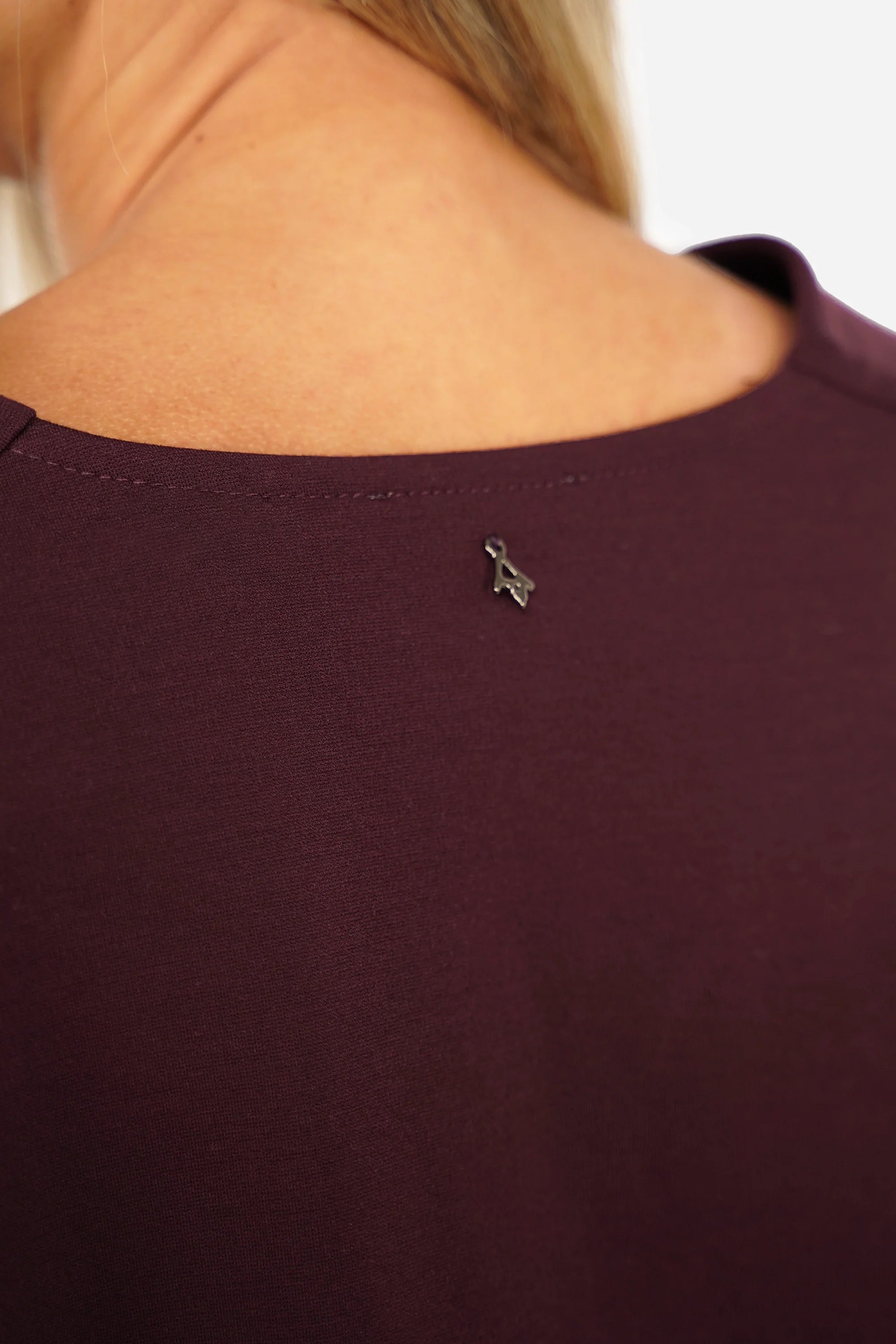 Damen BERLEY Relaxed V-Neck Shirt aus weichem, knitterfreiem Jersey mit V-Ausschnitt und überschnittenen Schultern