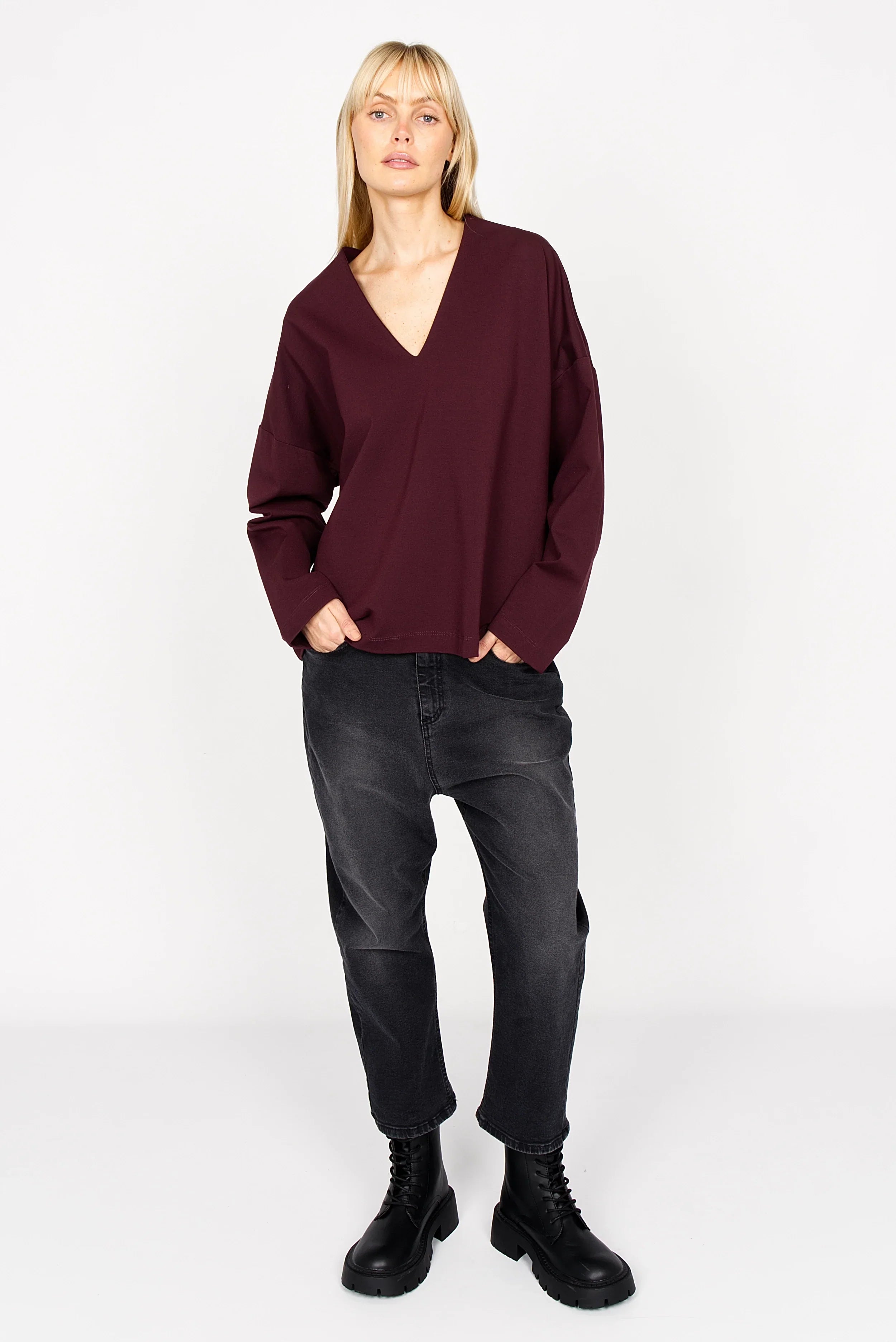 Damen BERLEY Relaxed V-Neck Bluse aus weichem, formstabilem Jersey mit V-Ausschnitt und legerer Passform in Dunkelrot