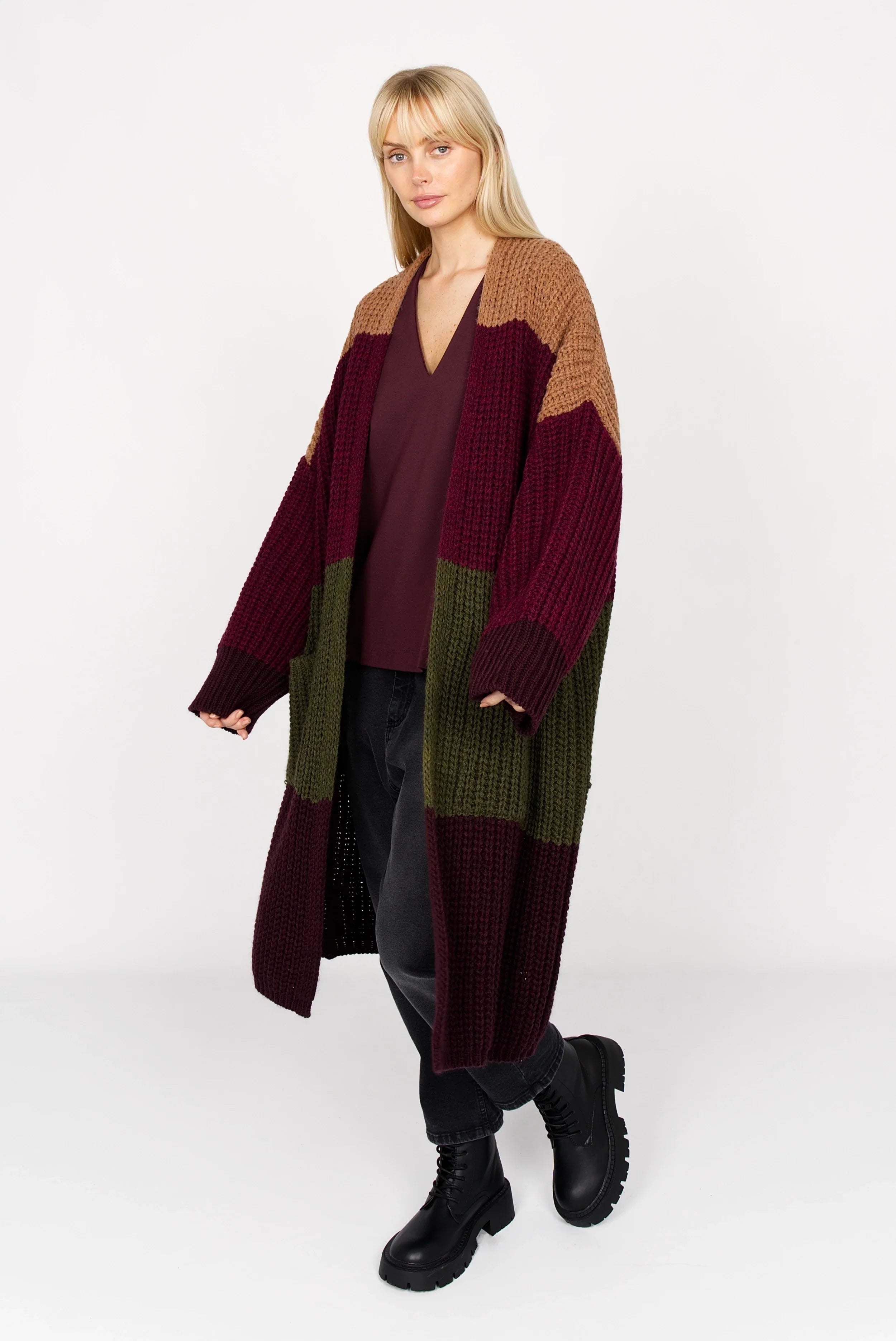 Frau trägt BERLEY Relaxed V-Neck Bluse aus weichem, knitterfreiem Jersey mit V-Ausschnitt und entspannter Passform.