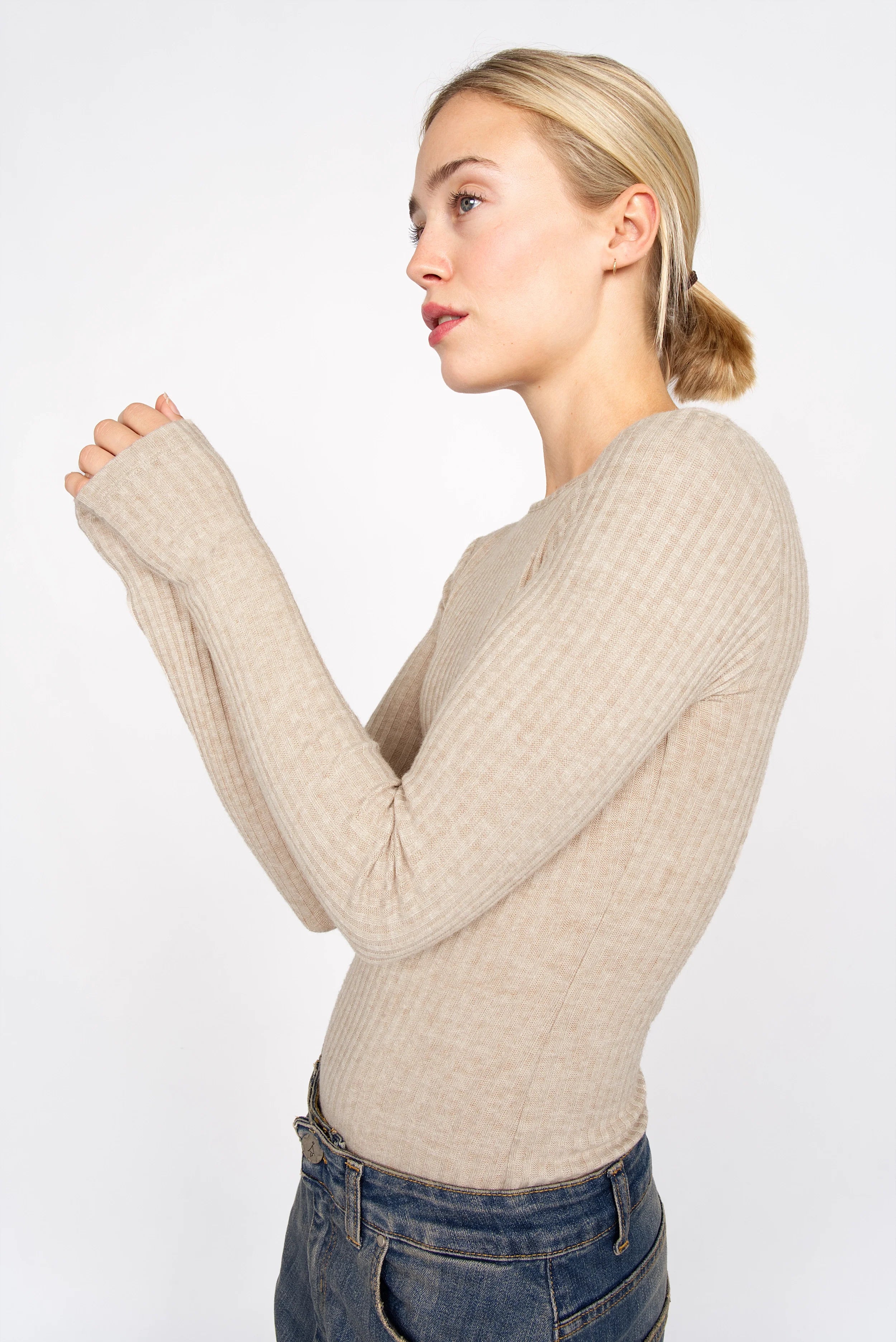 BETTIE Longsleeve feinstrick-Ripp beige slim fit mit extra langen Ärmeln und Rundhalsausschnitt
