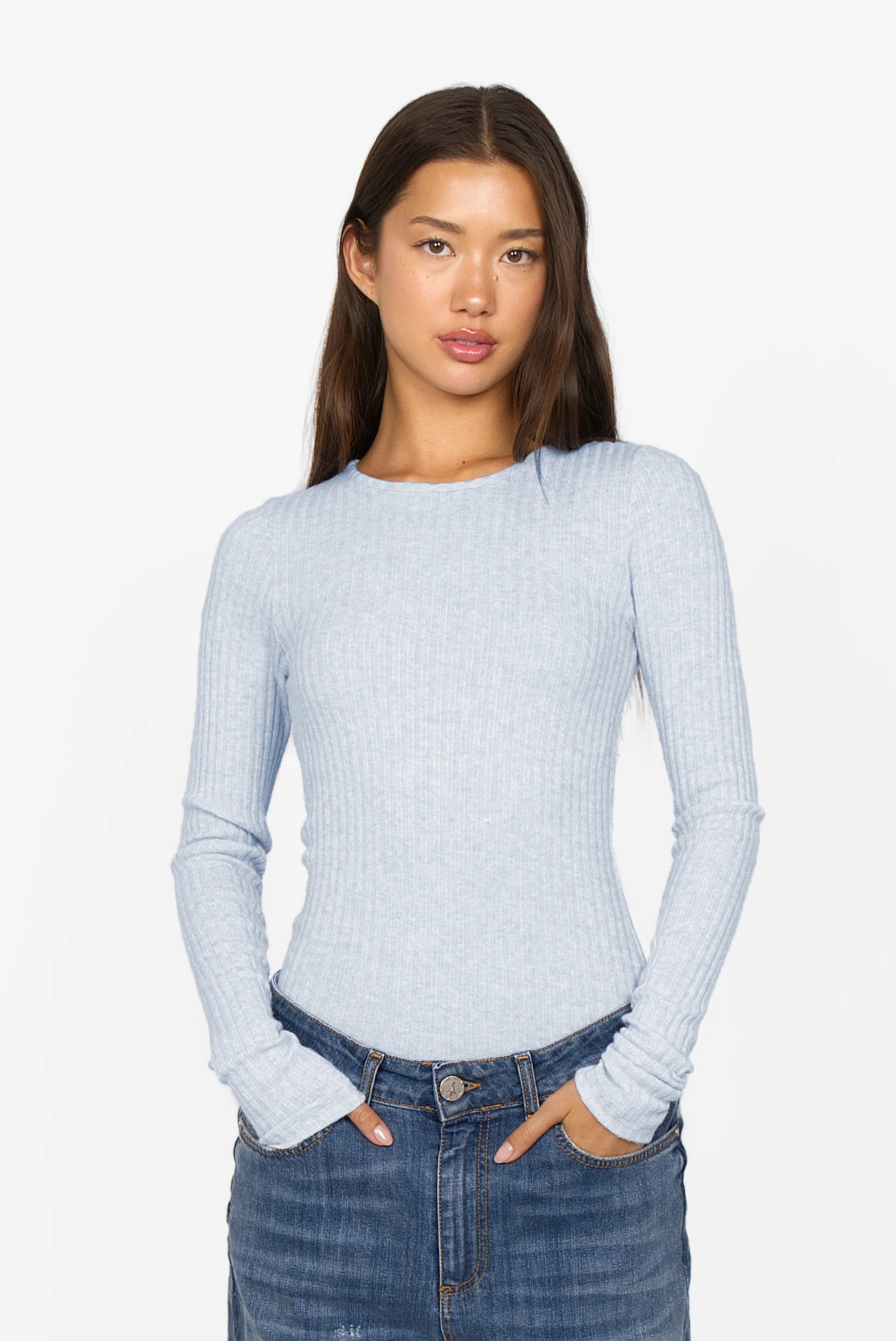 Slim fit BETTIE Longsleeve ribbed light blue top with extra long sleeves and round neckline.