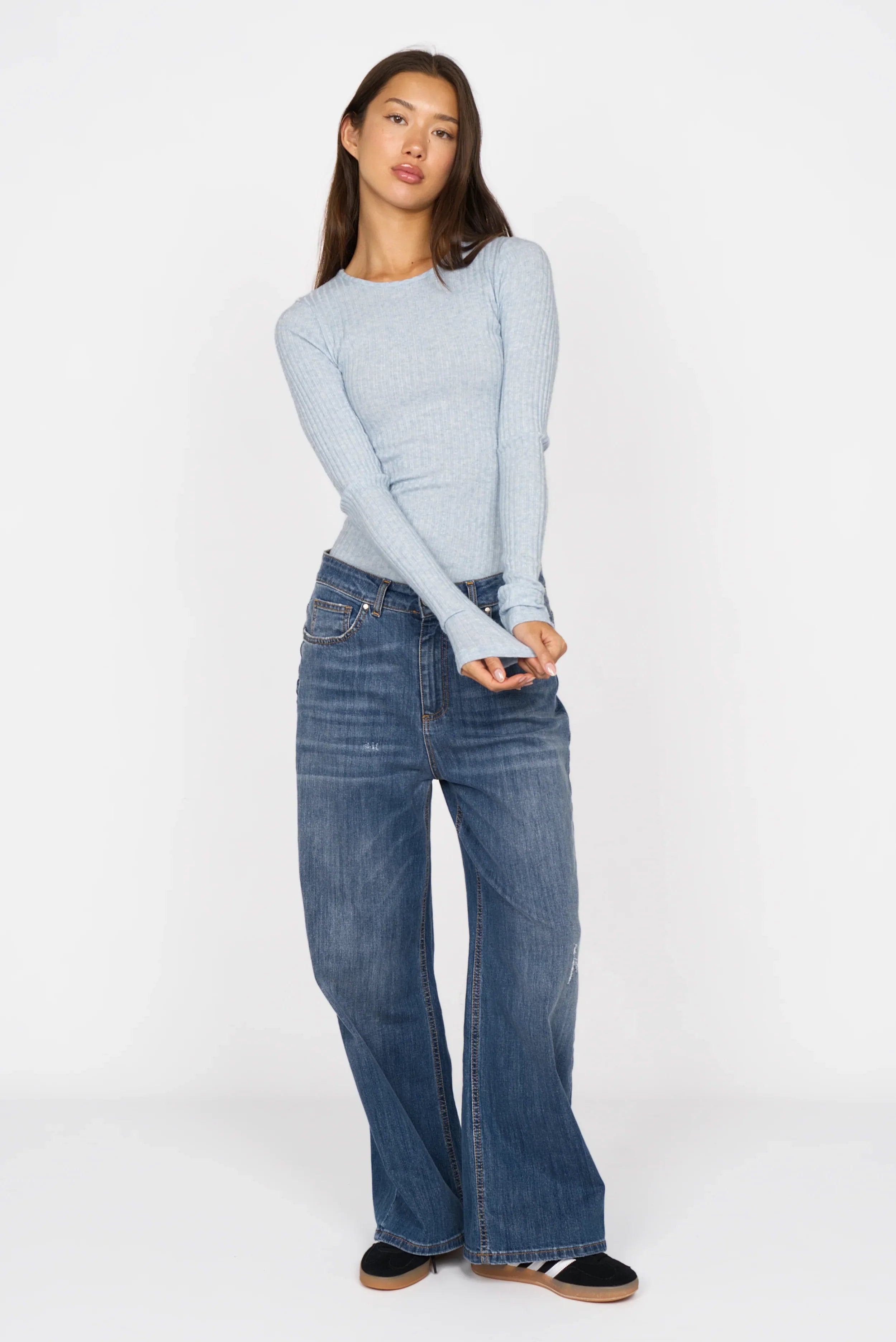 BETTIE Longsleeve slim fit light blue ribbed fine knit with extra long sleeves worn by model