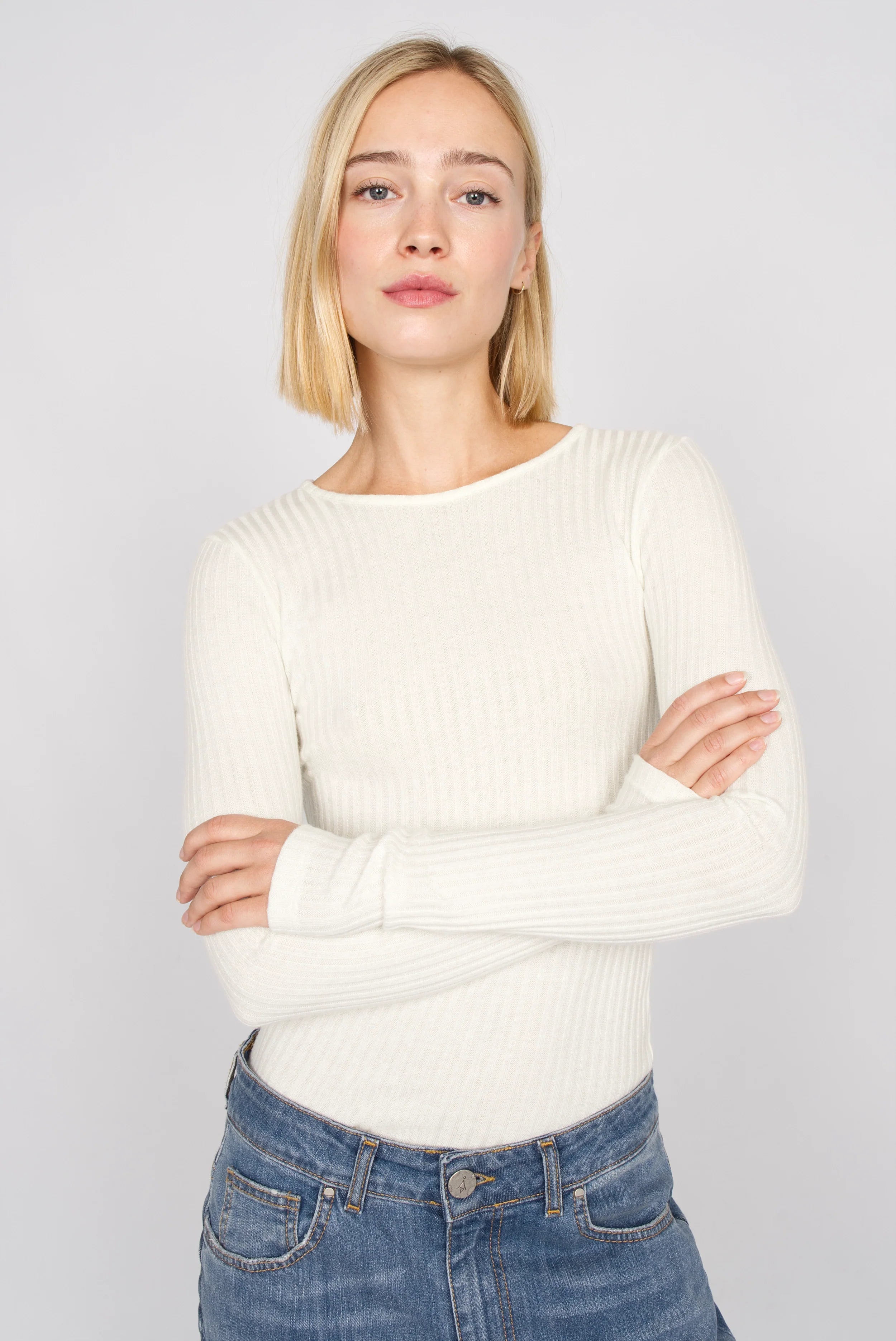 BETTIE Longsleeve slim fit white fine rib knit with extra long sleeves and round neckline