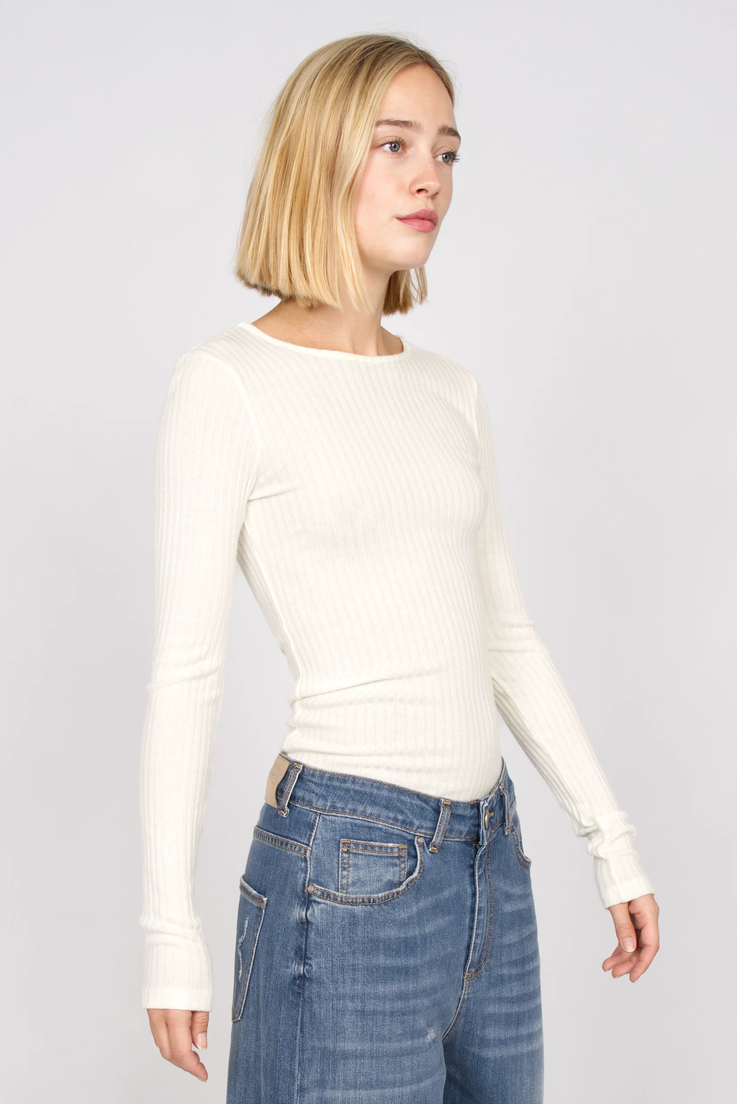 BETTIE Longsleeve in white fine rib-knit slim fit with extra long sleeves and round neckline