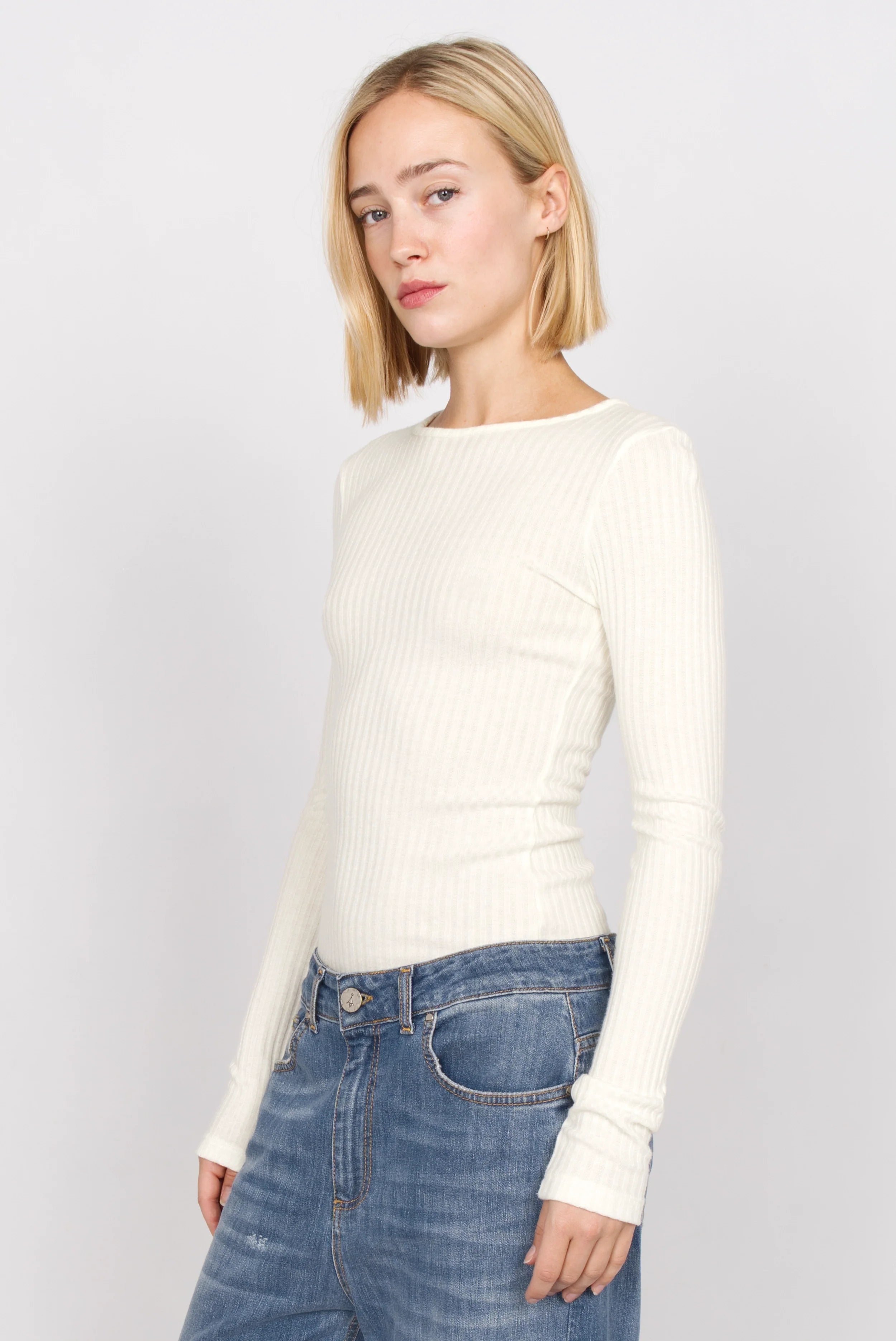 Feminines BETTIE Longsleeve aus feinem Rippstrick in Weiß mit Rundhalsausschnitt und extra langen Ärmeln