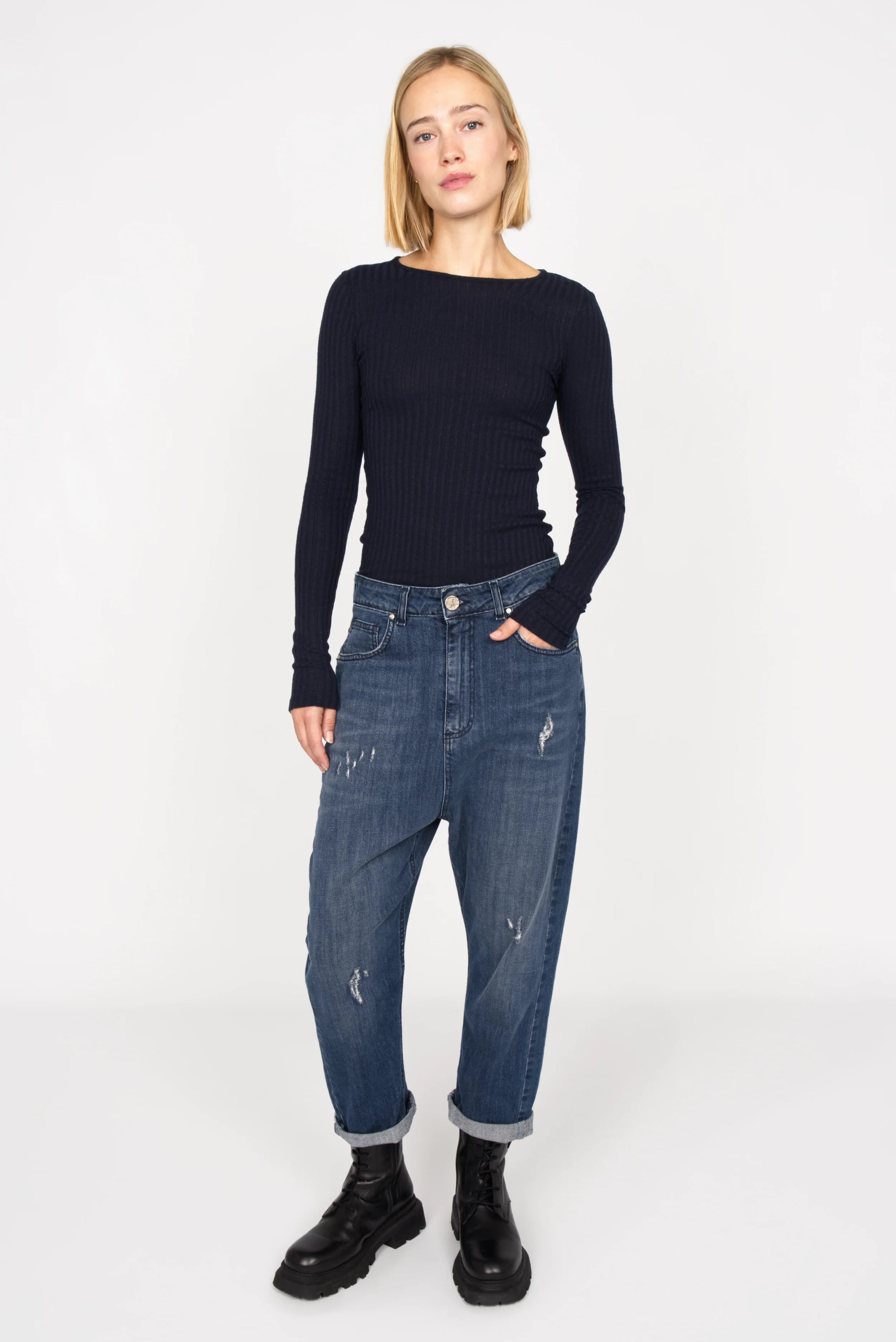 Damen BETTIE Longsleeve aus Feinstrick-Ripp mit schmalem Rundhalsausschnitt und extra langen Ärmeln, slim Fit, in Dunkelblau.