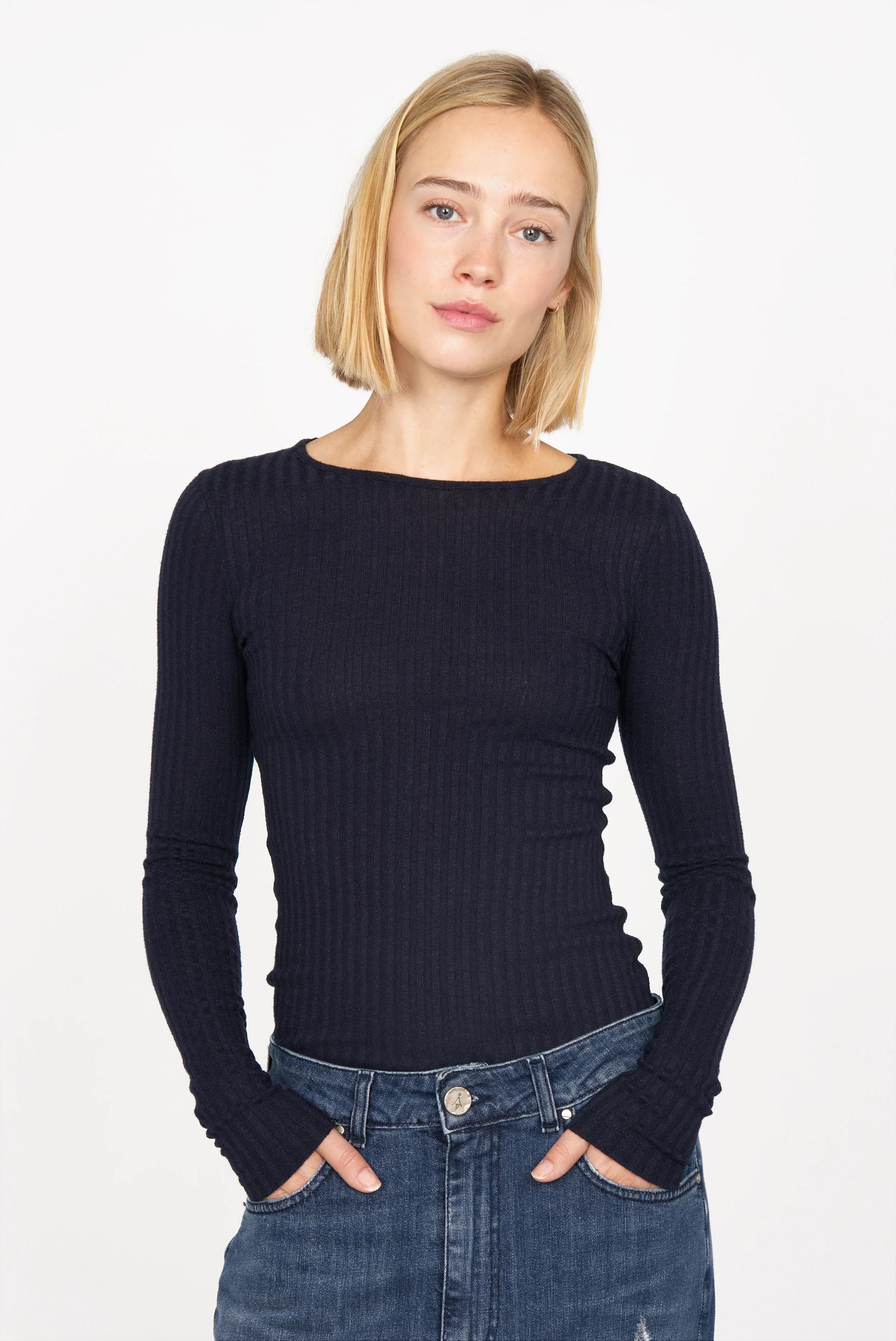 Fitted BETTIE Longsleeve in fine ribbed knit with extra-long sleeves and round neckline