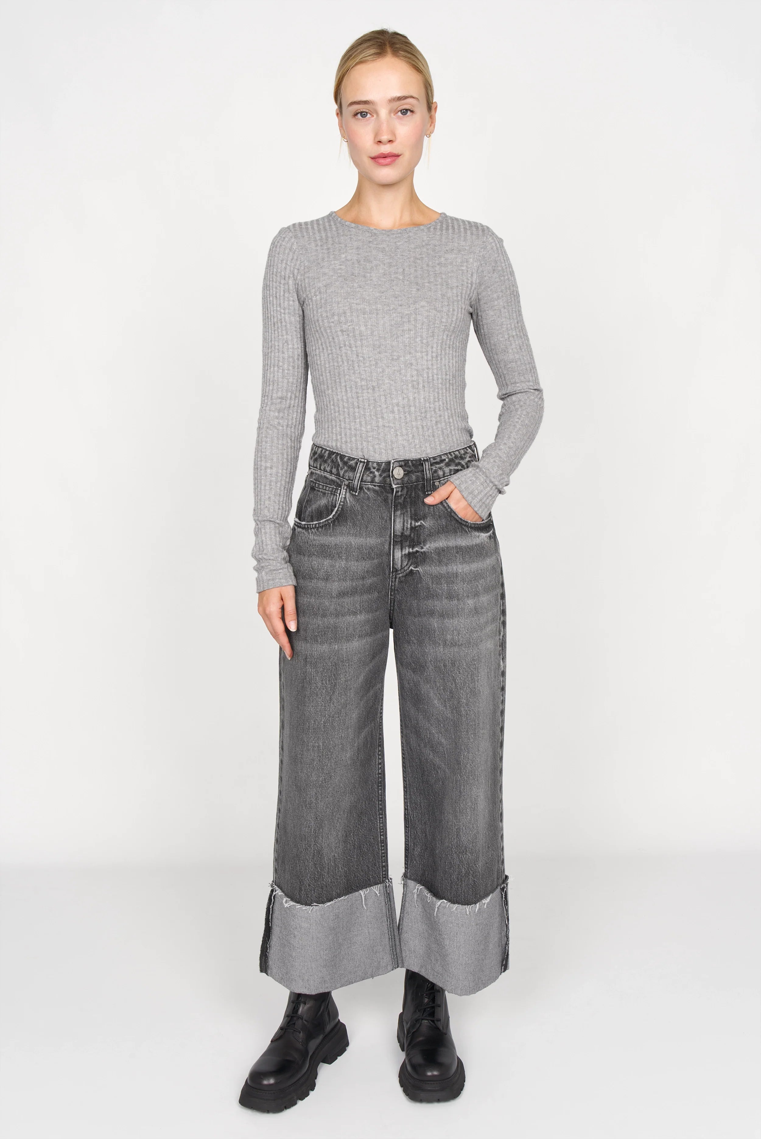 BETTIE Longsleeve grey fine rib knit slim fit with extra long sleeves and round neckline