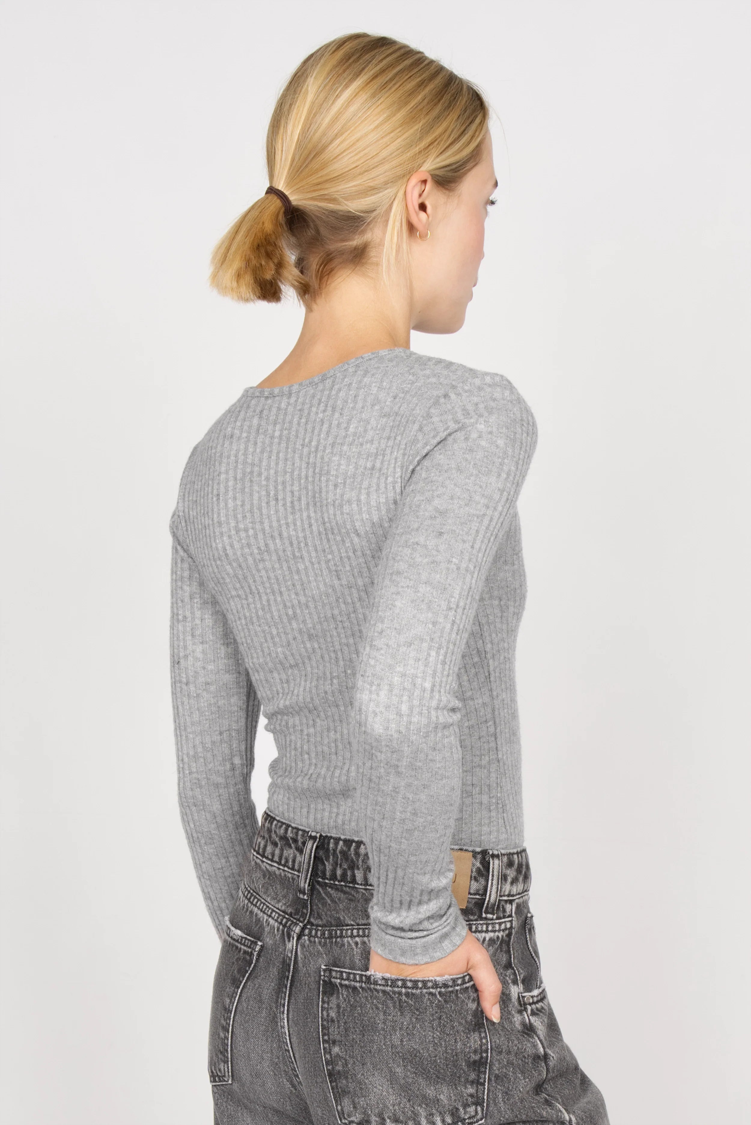 Frau trägt graues BETTIE Longsleeve mit feiner Rippstruktur und extra langen Ärmeln, slim Fit, Rückansicht