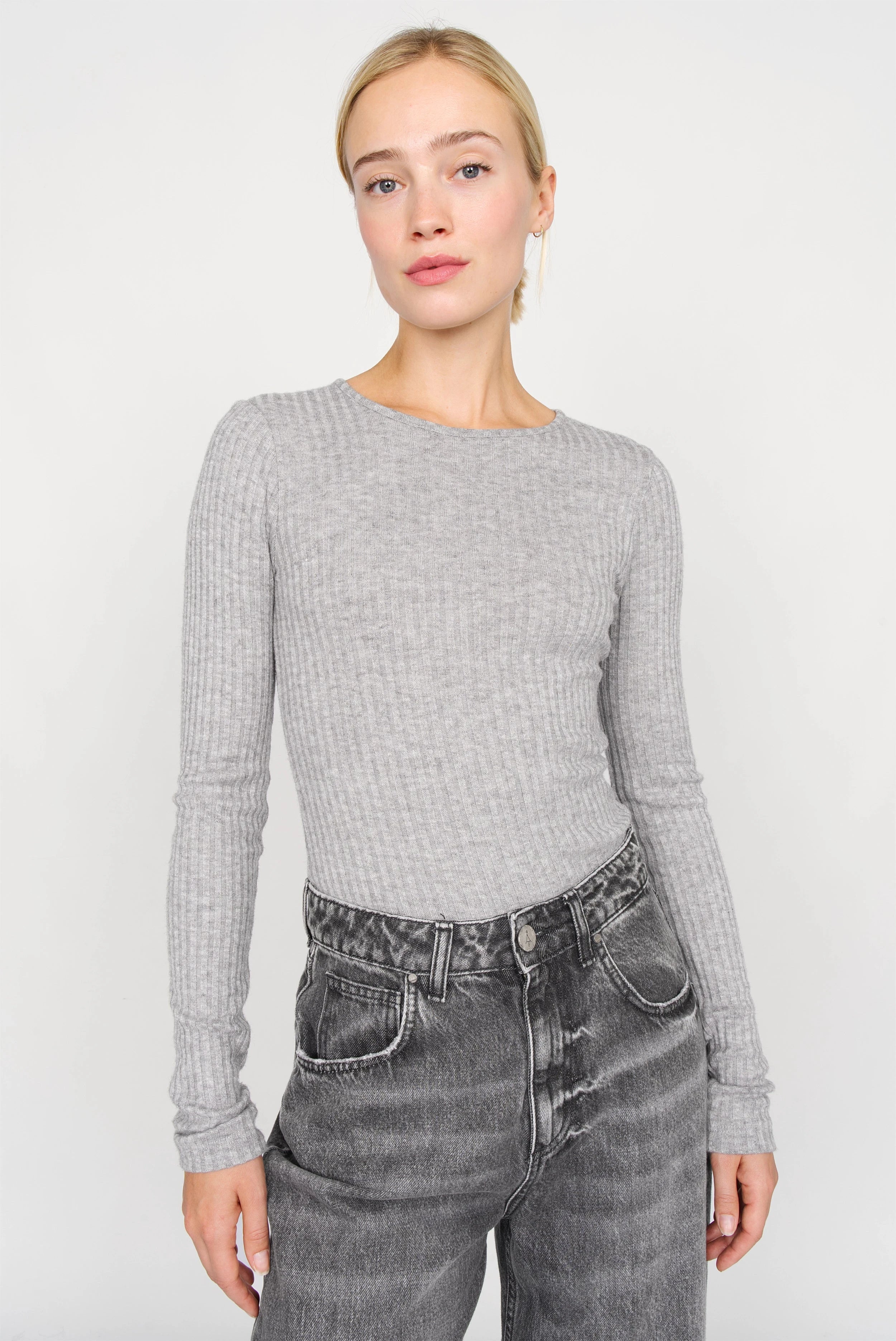 Fitted BETTIE Longsleeve in soft ribbed knit with extra long sleeves and round neckline