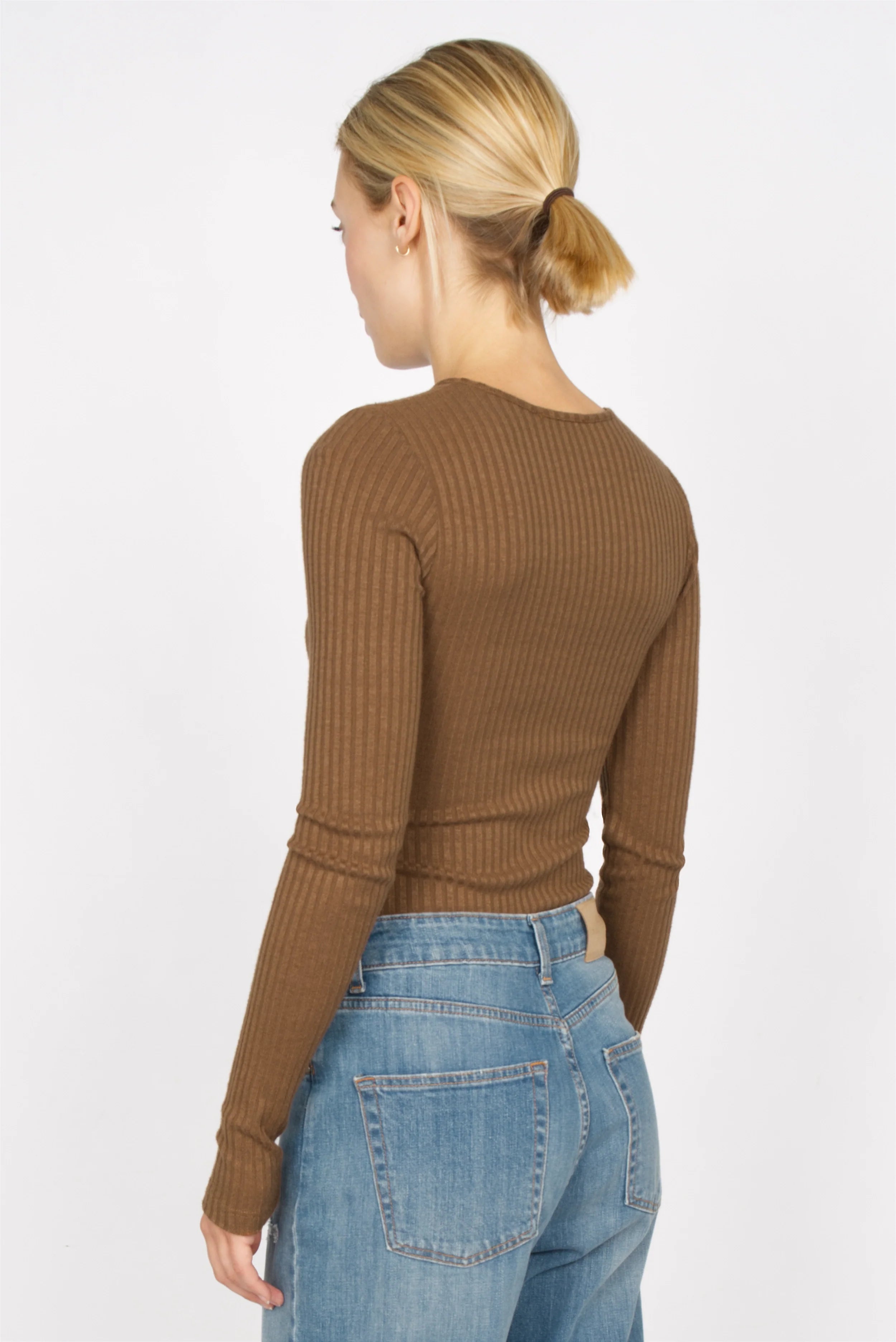 Bettie Longsleeve brown ribbed slim fit knitwear with extra long sleeves and round neckline