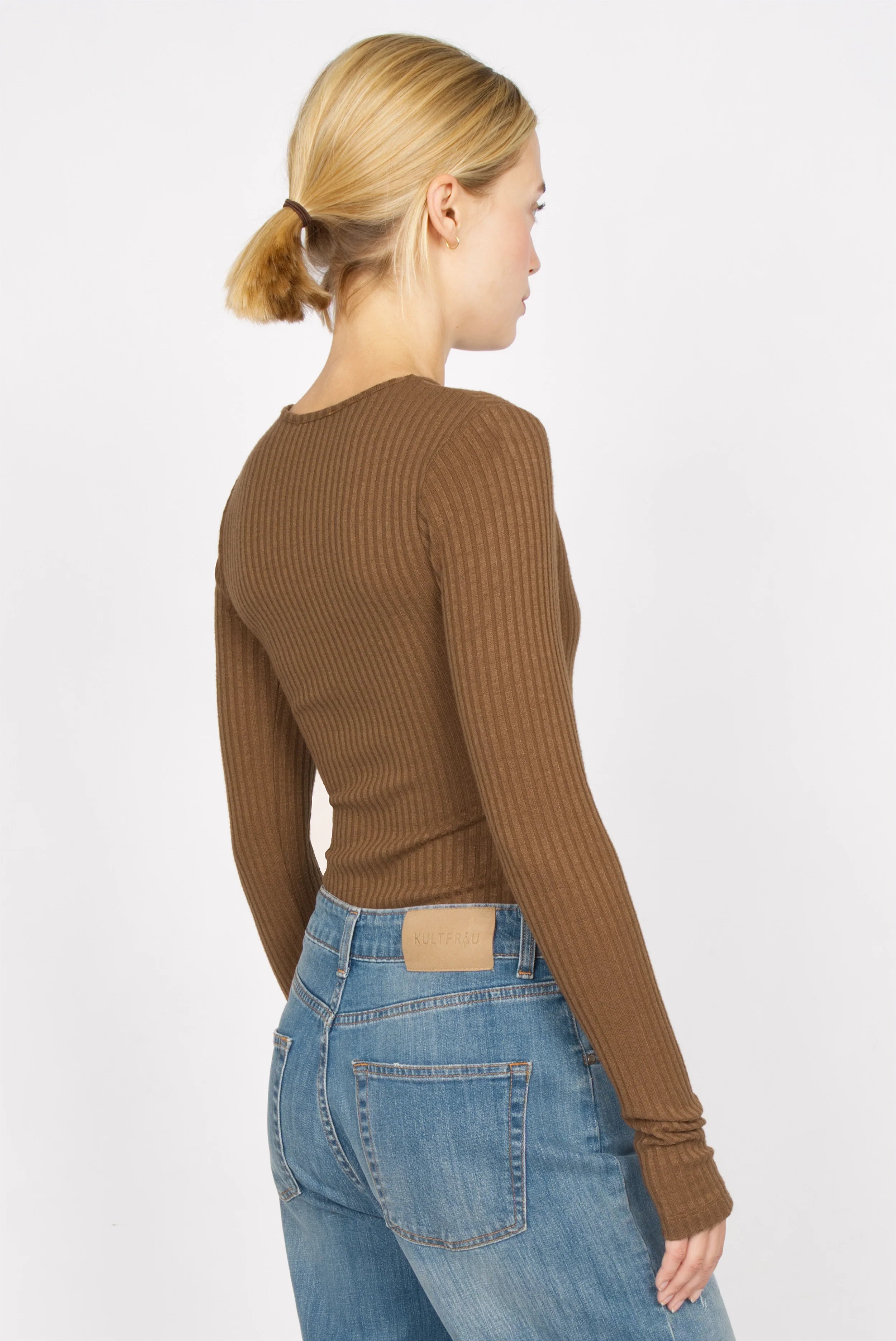 Bettie Longsleeve in brown fine ribbed knit with slim fit and extra long sleeves on model