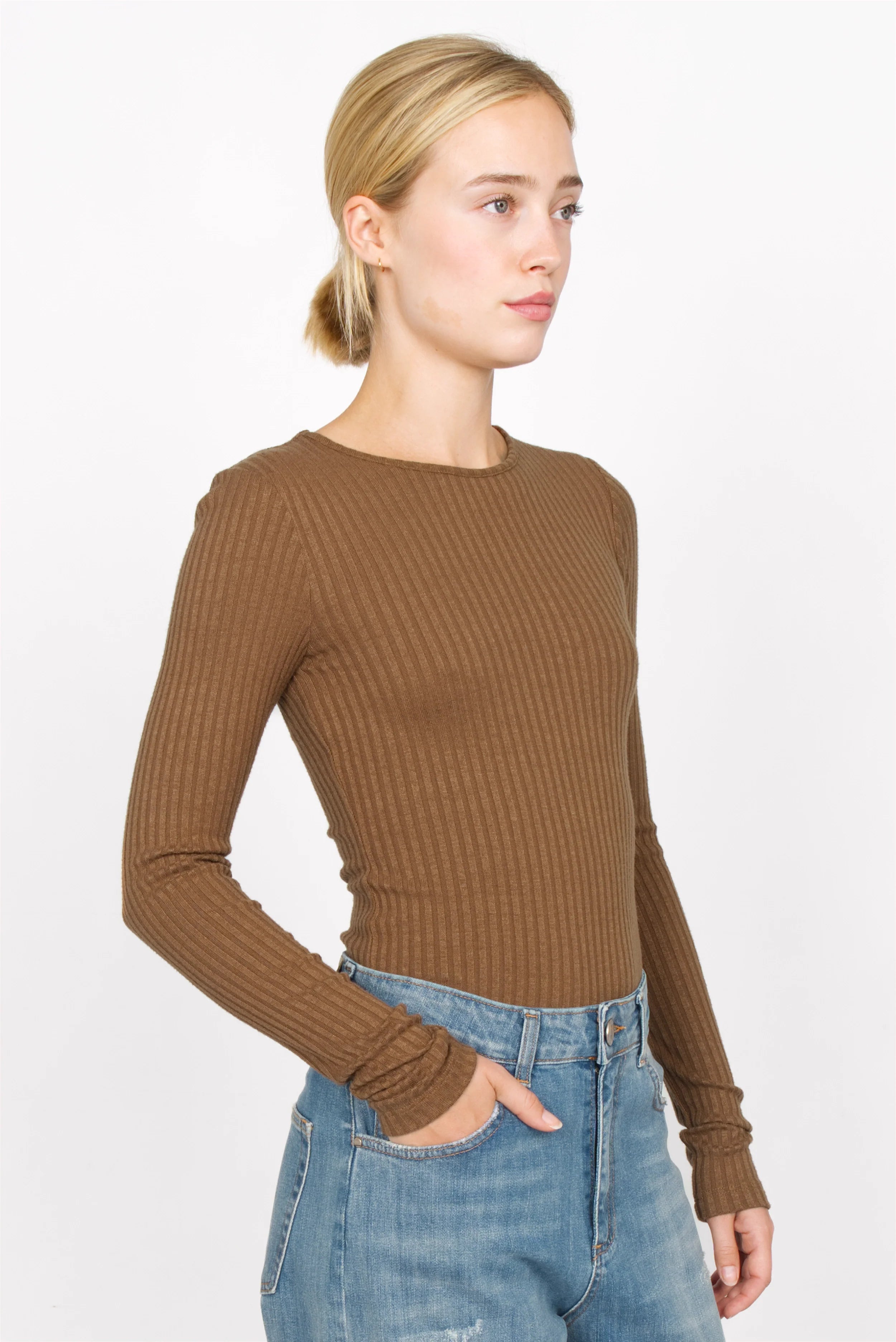 Bettie Longsleeve slim fit fine rib knit in brown with extra long sleeves and round neckline