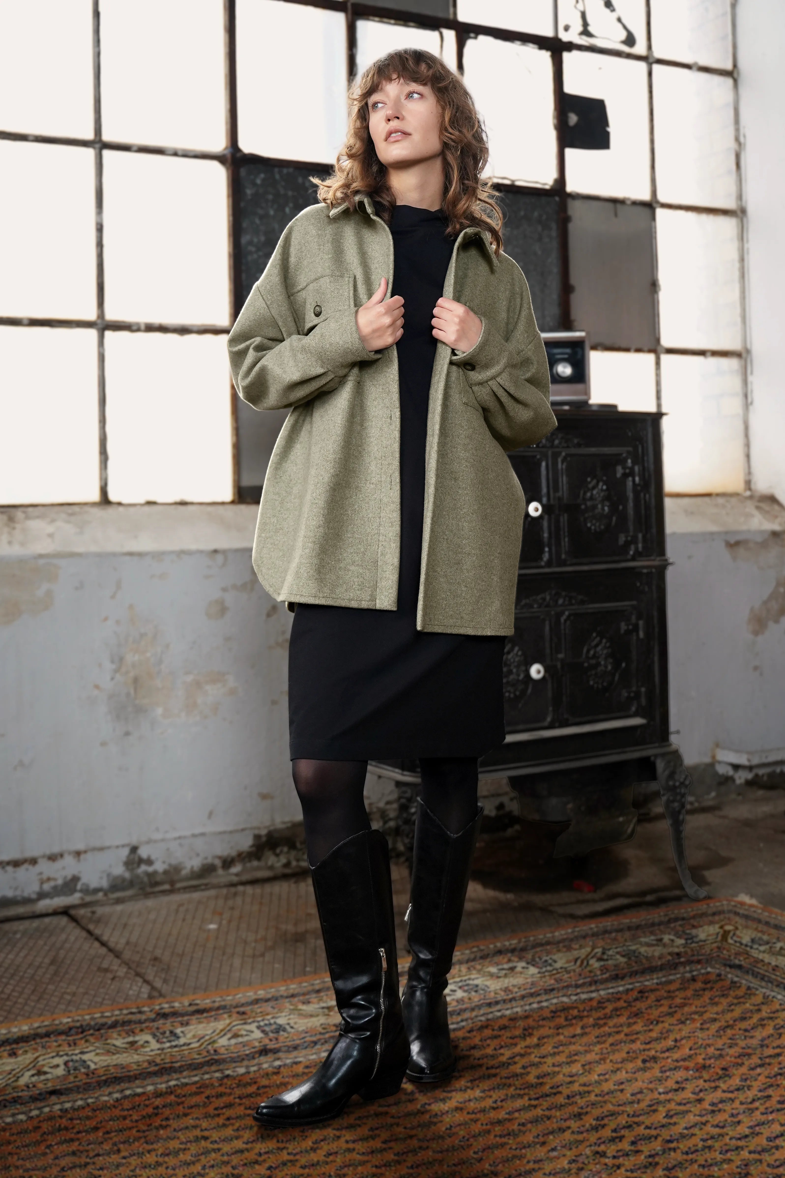 Frau trägt BJORA Overshirt aus Wollmix mit oversized Passform, Brusttaschen und seitlichen Eingriffstaschen.