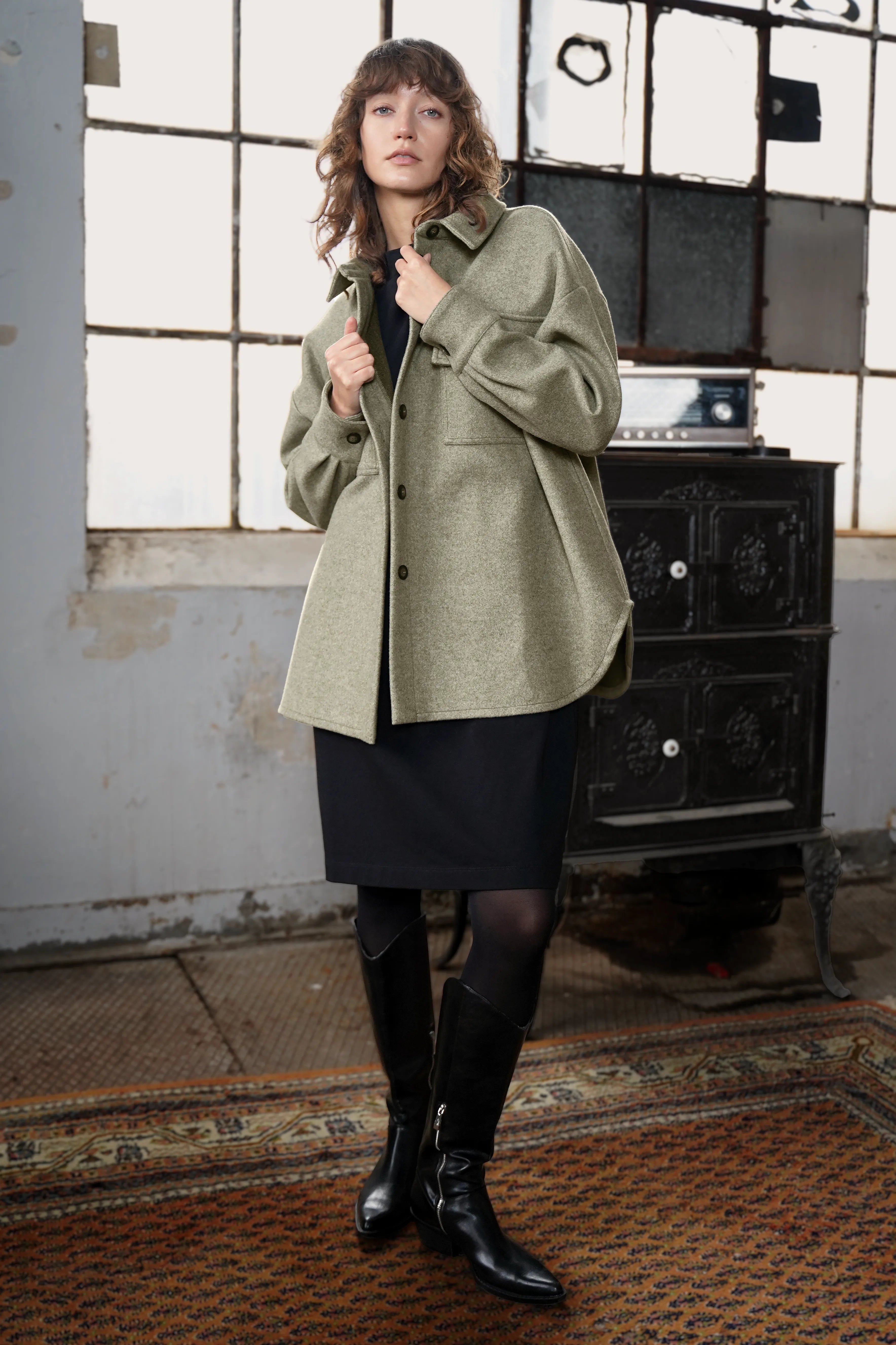 BJORA Overshirt aus festem Wollmix mit aufgesetzten Taschen und oversized Passform in grün