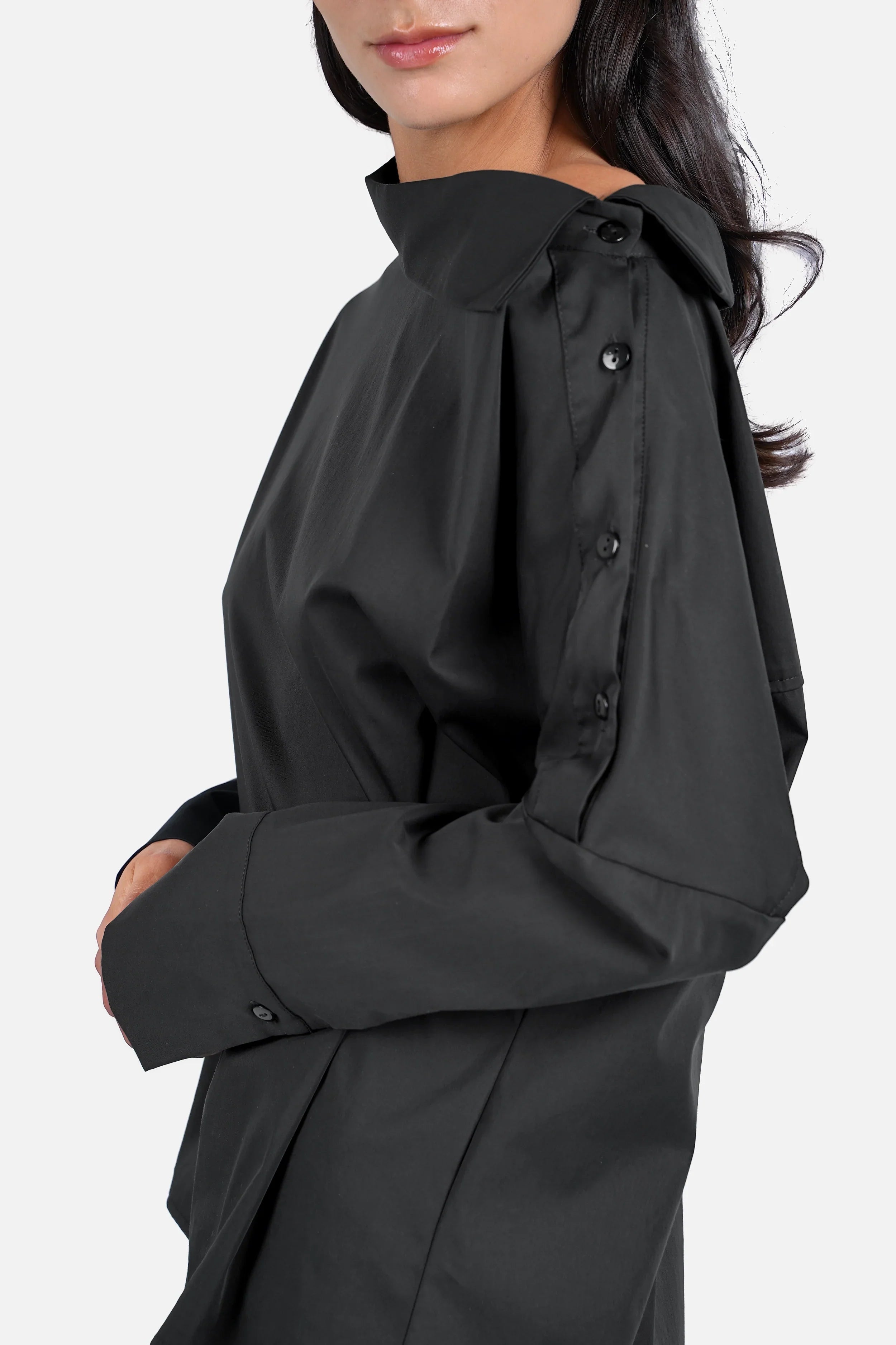 Asymmetrische One Shoulder Bluse aus Baumwollmix mit Knopfleiste und breiten Manschetten, variabel tragbar, entspannter Schnitt