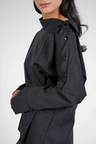 Schwarze BONI Asymmetrische One Shoulder Bluse mit Knopfleiste und asymmetrischem Kragen im relaxed Fit.