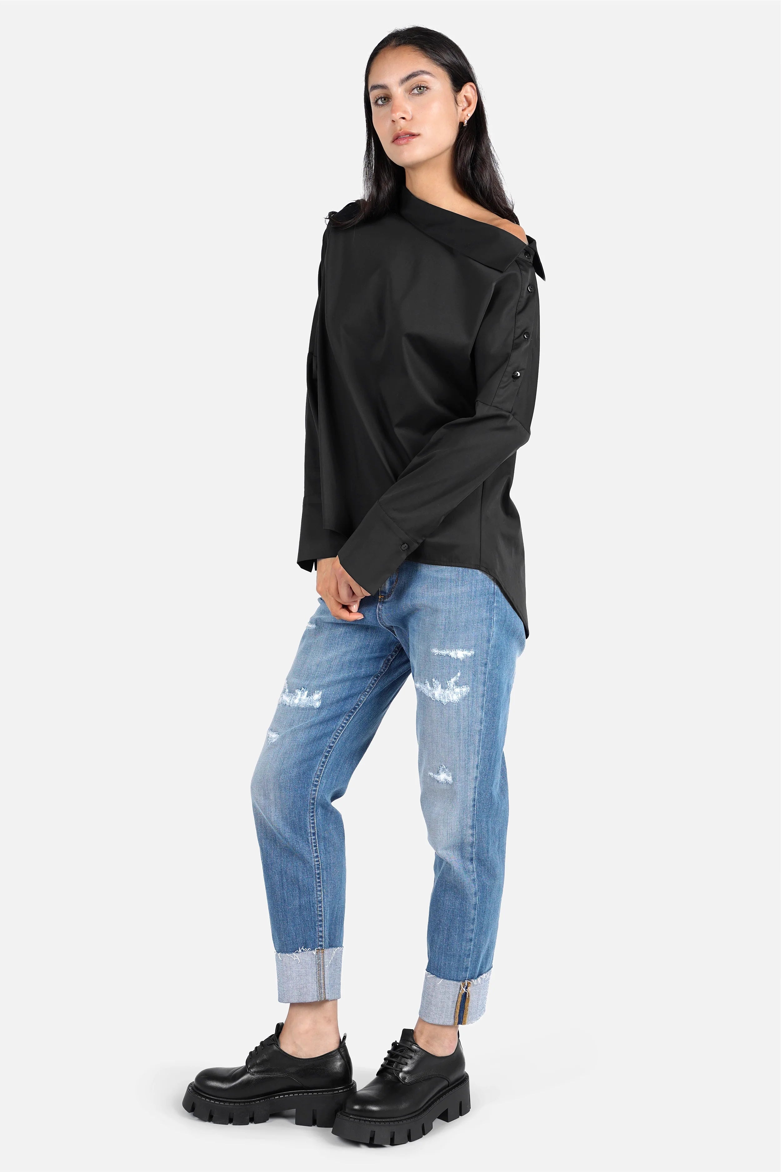 Asymmetrische One Shoulder Bluse aus Baumwollmix mit Stretch, Knopfleiste und verlängertem Rücken, getragen von Model Größe S.