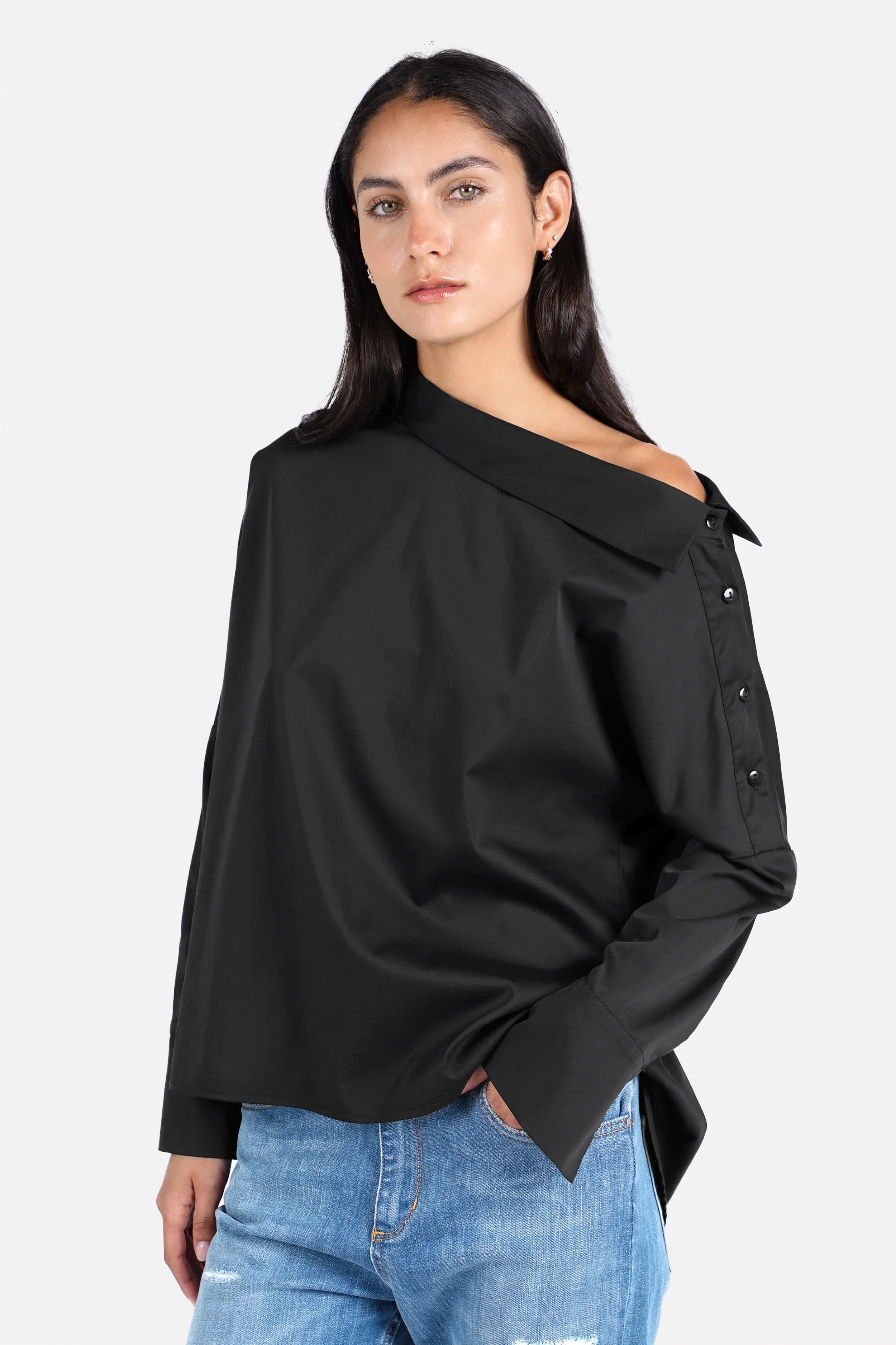 Asymmetrische One Shoulder Bluse aus glattem Baumwollmix mit Knopfleiste und breiten Manschetten