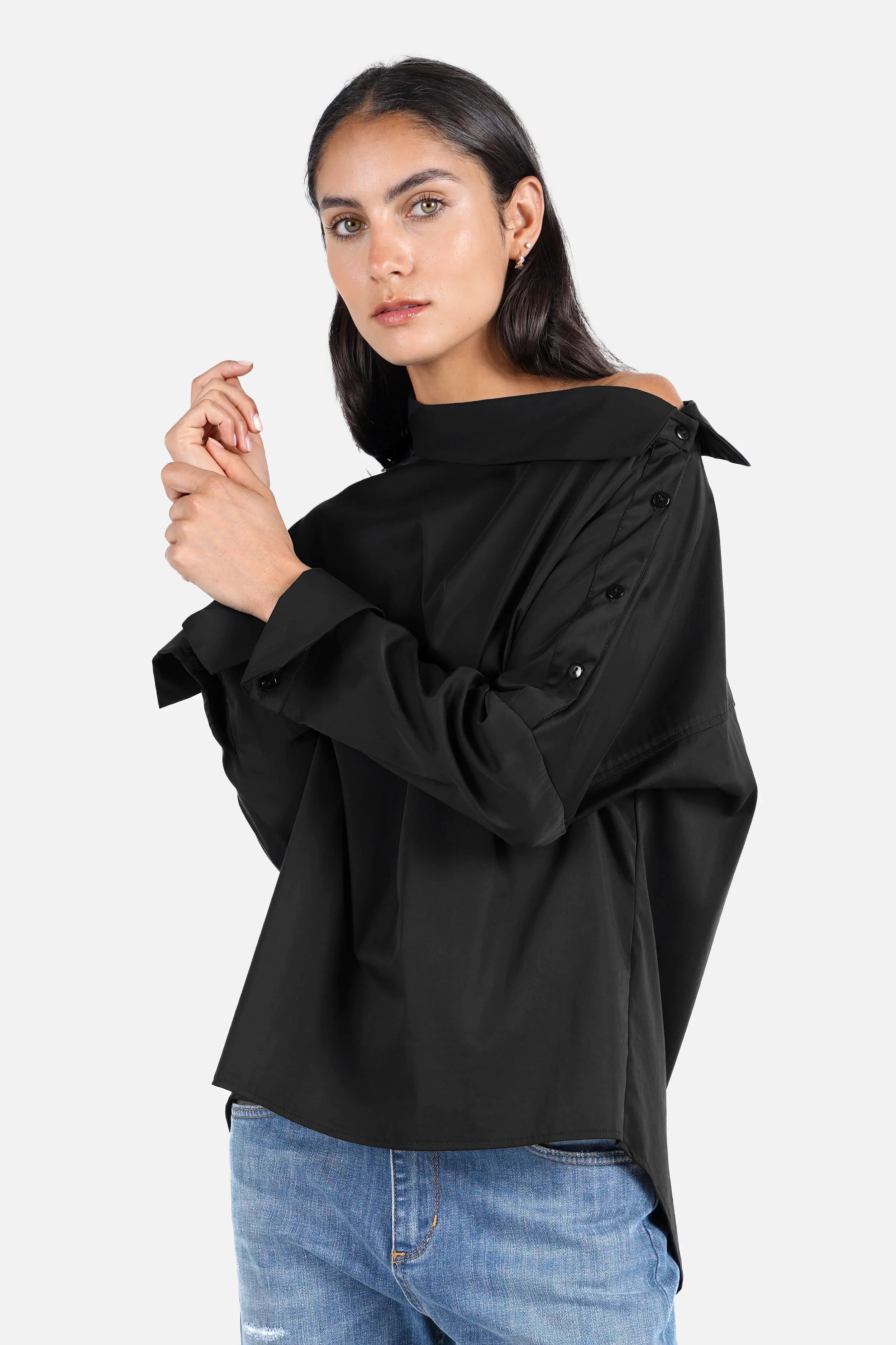 Asymmetrische One Shoulder Bluse aus Baumwollmix mit Stretch und Knopfleiste an der Schulter.