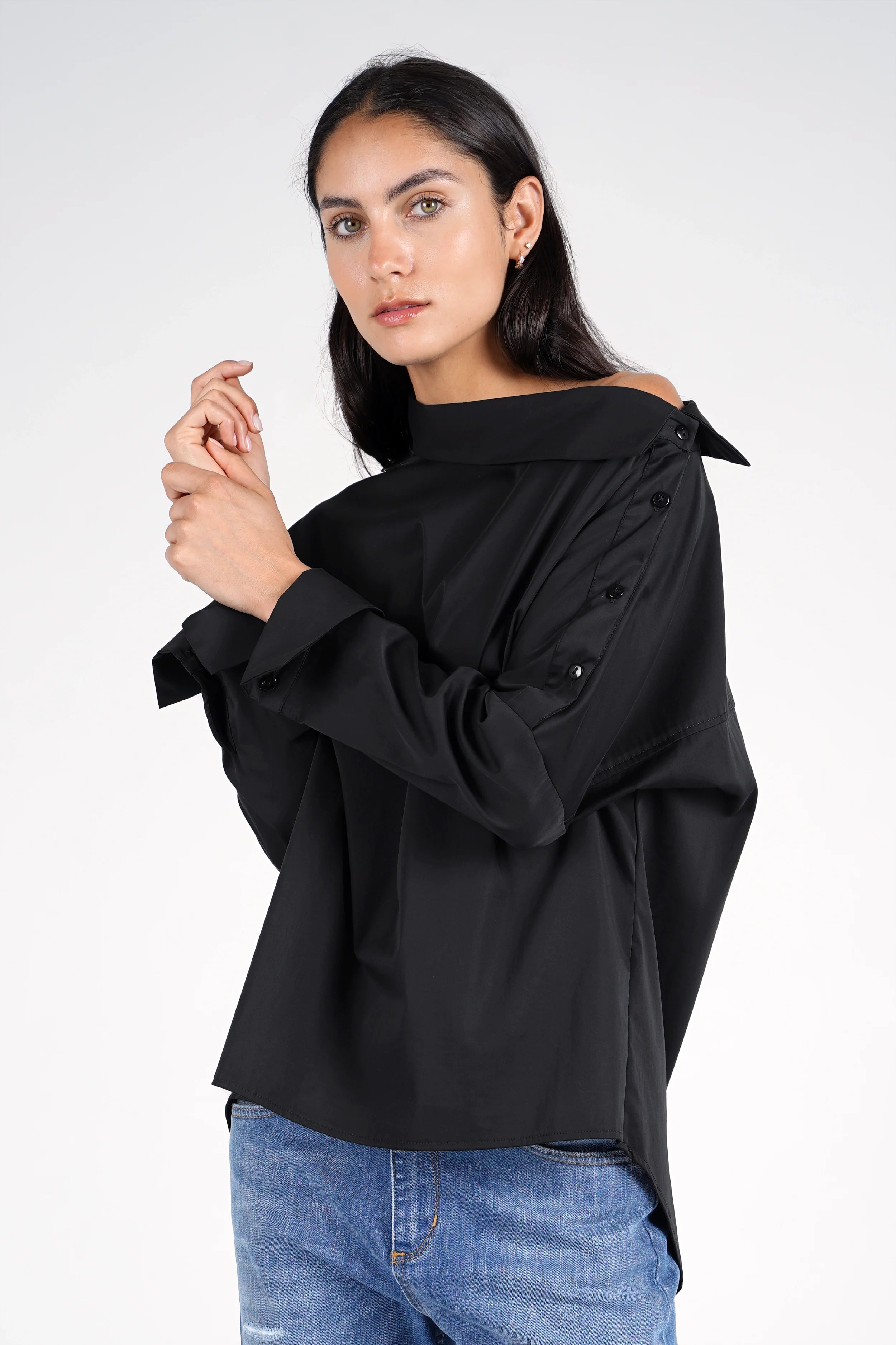 Schwarze BONI asymmetrische One Shoulder Bluse mit Knopfleiste und breiten Manschetten in relaxed Fit