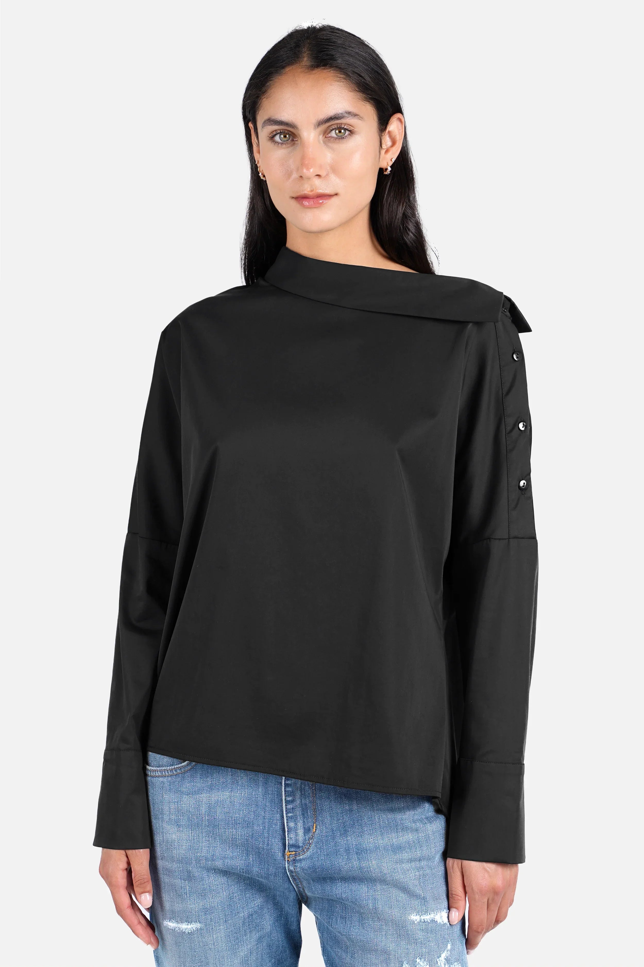 Asymmetrische One Shoulder Bluse aus Baumwollmix mit Stretch und Knopfleiste entlang der Schulter, variabel tragbar und mit breiten Manschetten.