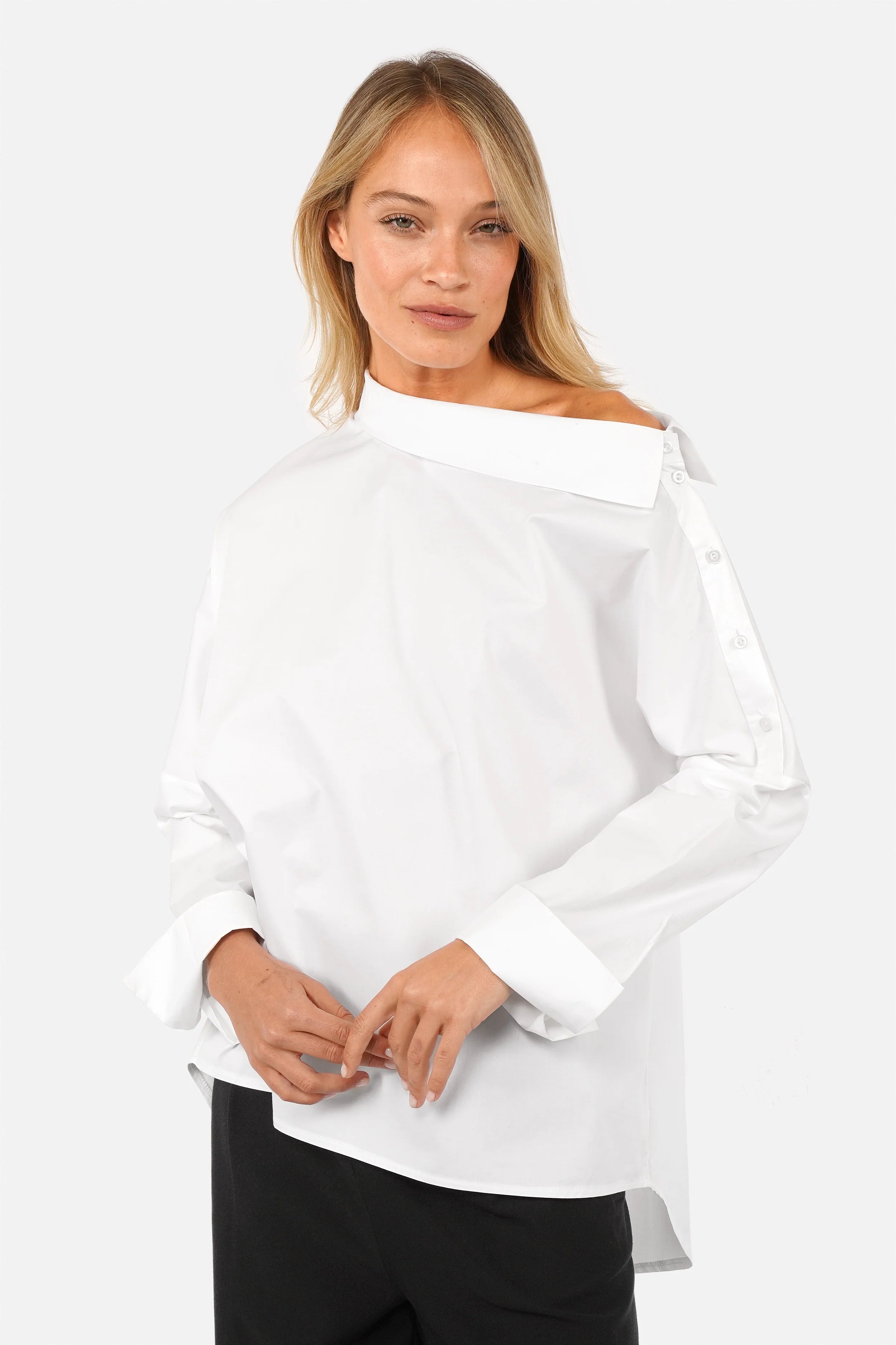 Asymmetrische One Shoulder Bluse aus Baumwollmix mit Stretch, Knopfleiste, breiten Manschetten und verlängerter Rückenpartie.