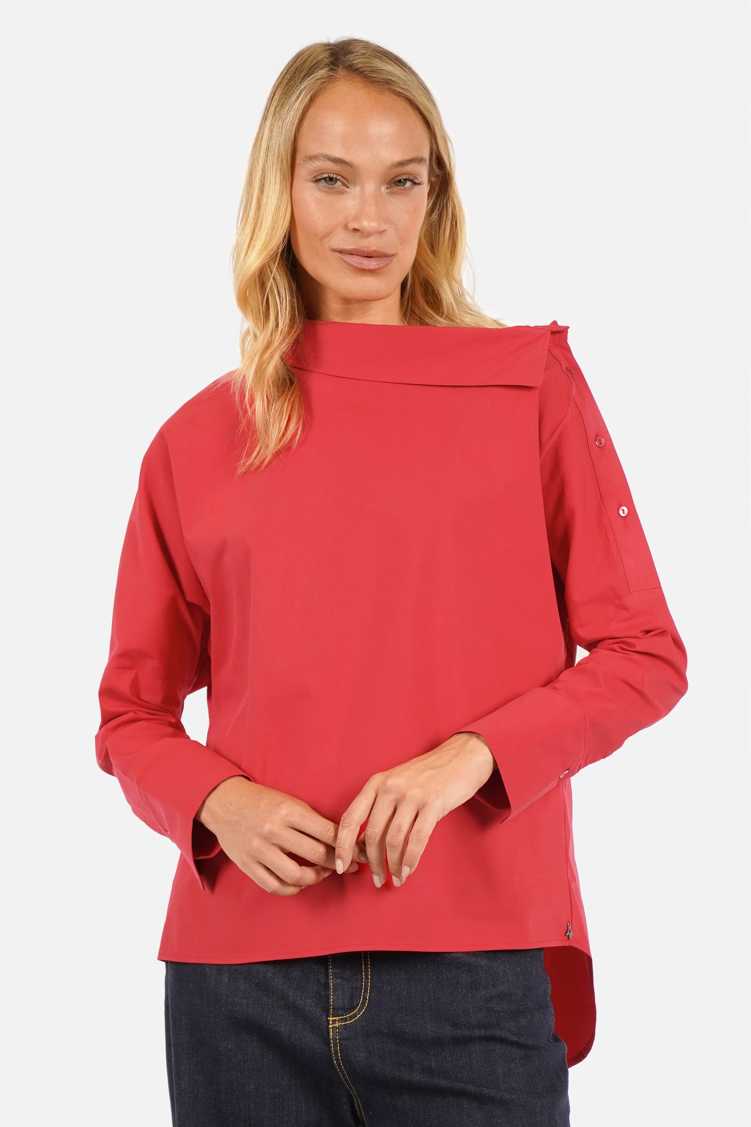 Asymmetrische One Shoulder Bluse aus Baumwollmix mit Knopfleiste und breiten Manschetten, variabel tragbar im relaxed fit.