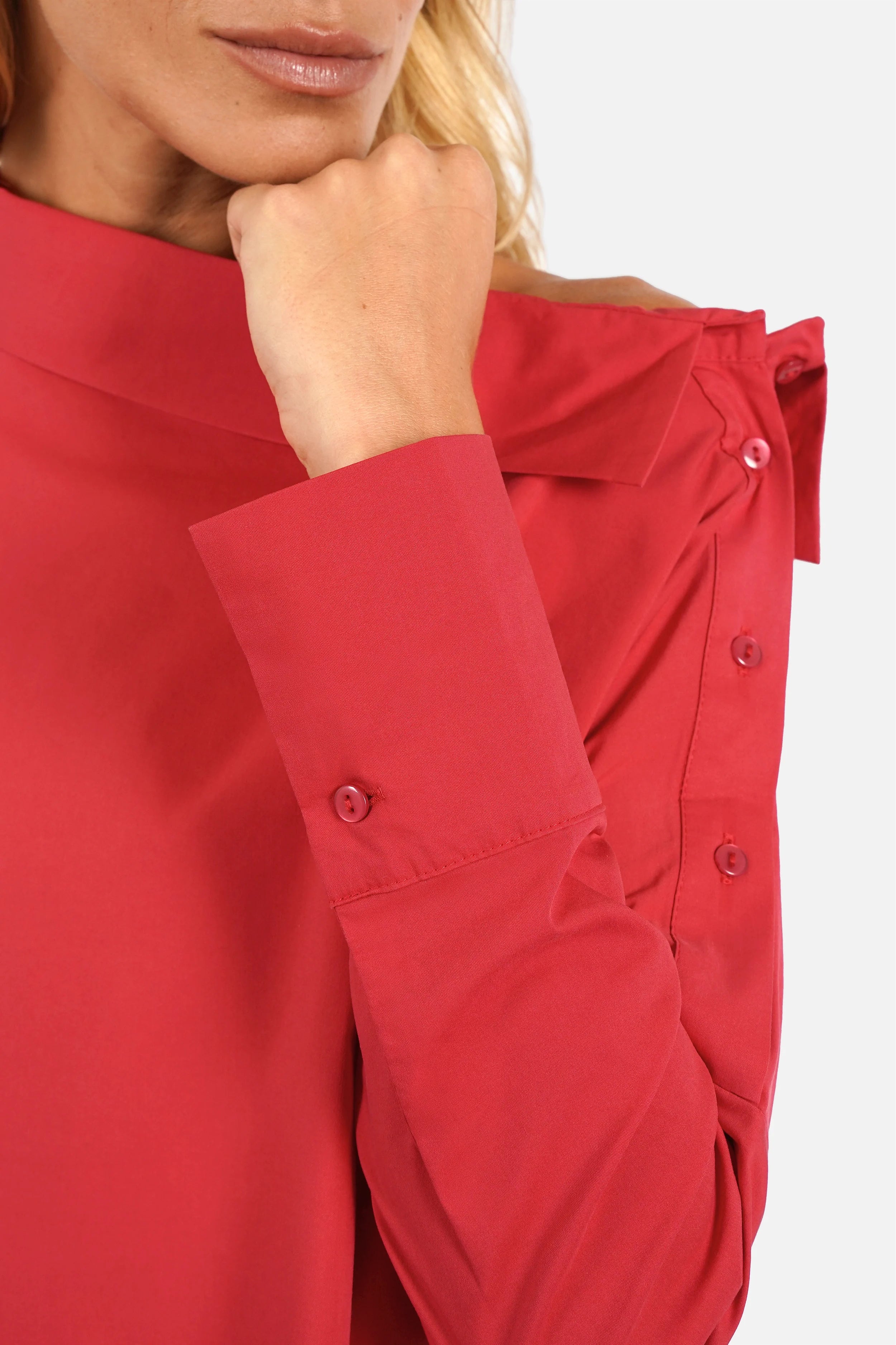 Asymmetrische One Shoulder Bluse aus Baumwollmix mit Knopfleiste und entspanntem Schnitt