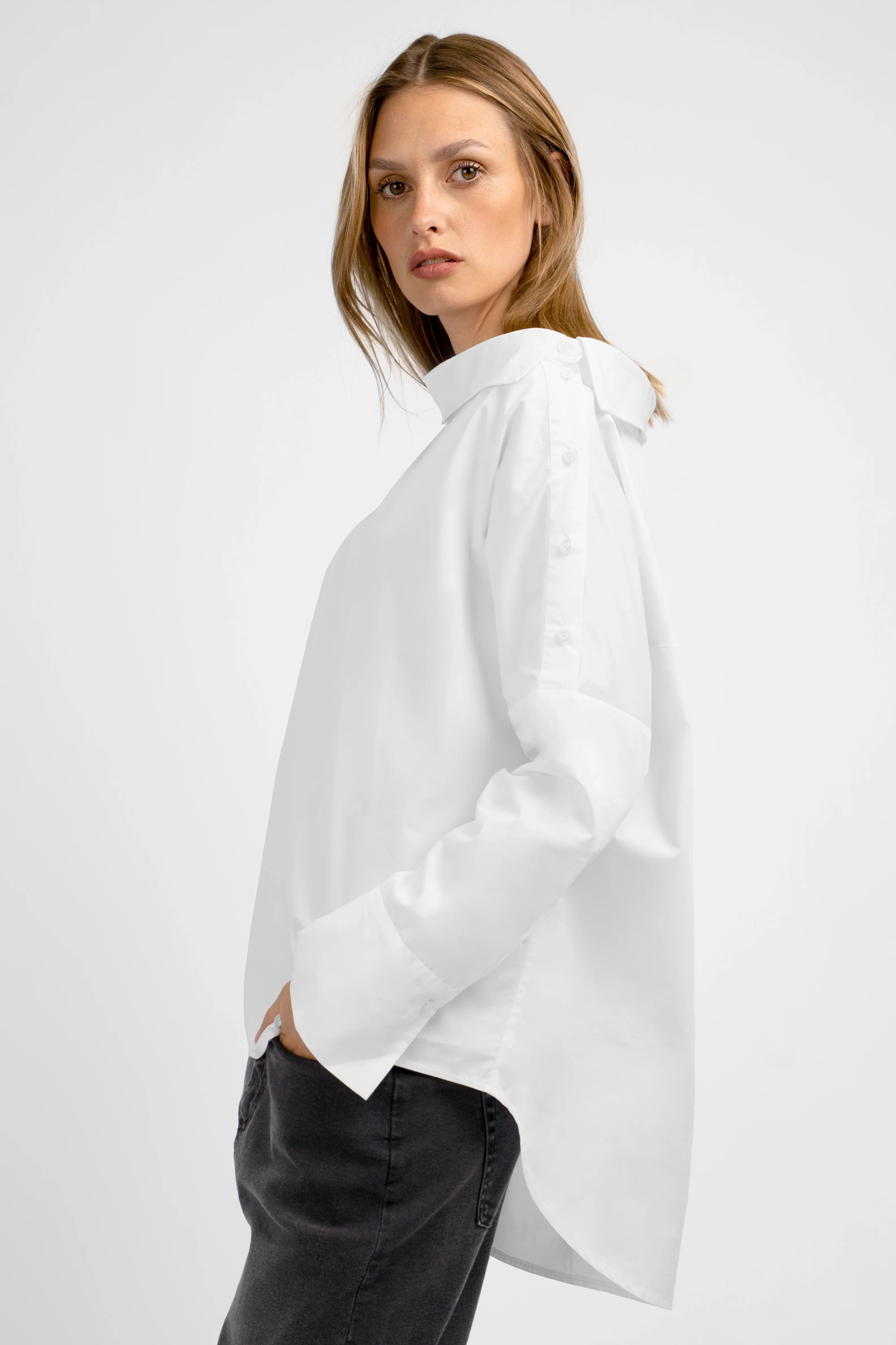 Weißes Damenhemd mit asymmetrischem Kragen und seitlicher Knopfleiste, relaxed fit, längerer Rücken, BONI Asymmetrische One Shoulder Bluse