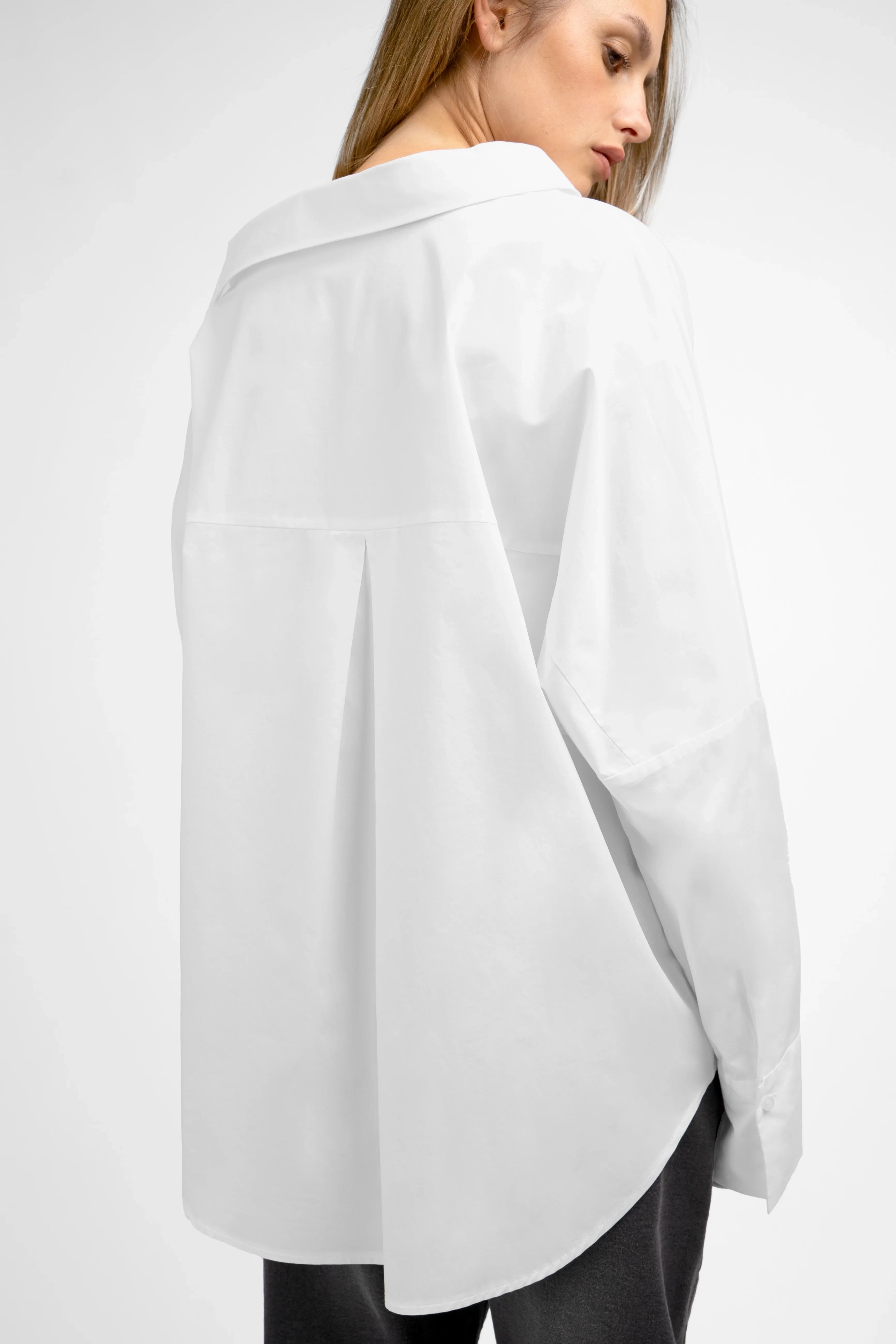 BONI Asymmetrische weiße One-Shoulder Bluse mit verlängertem Rücken und breiten Manschetten