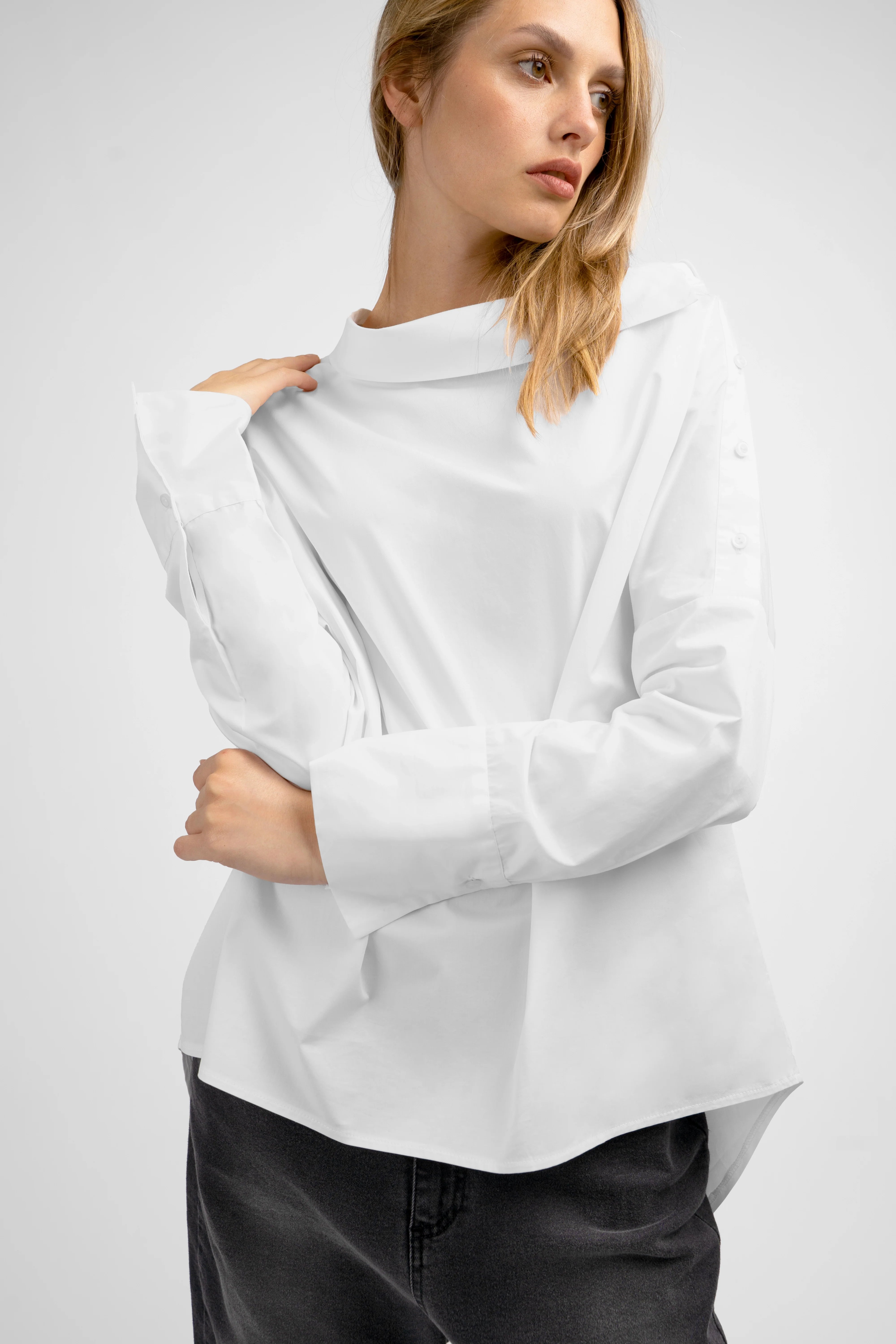 Moderne weiße BONI asymmetrische One Shoulder Bluse mit Knopfleiste und breiten Manschetten im Relaxed Fit.