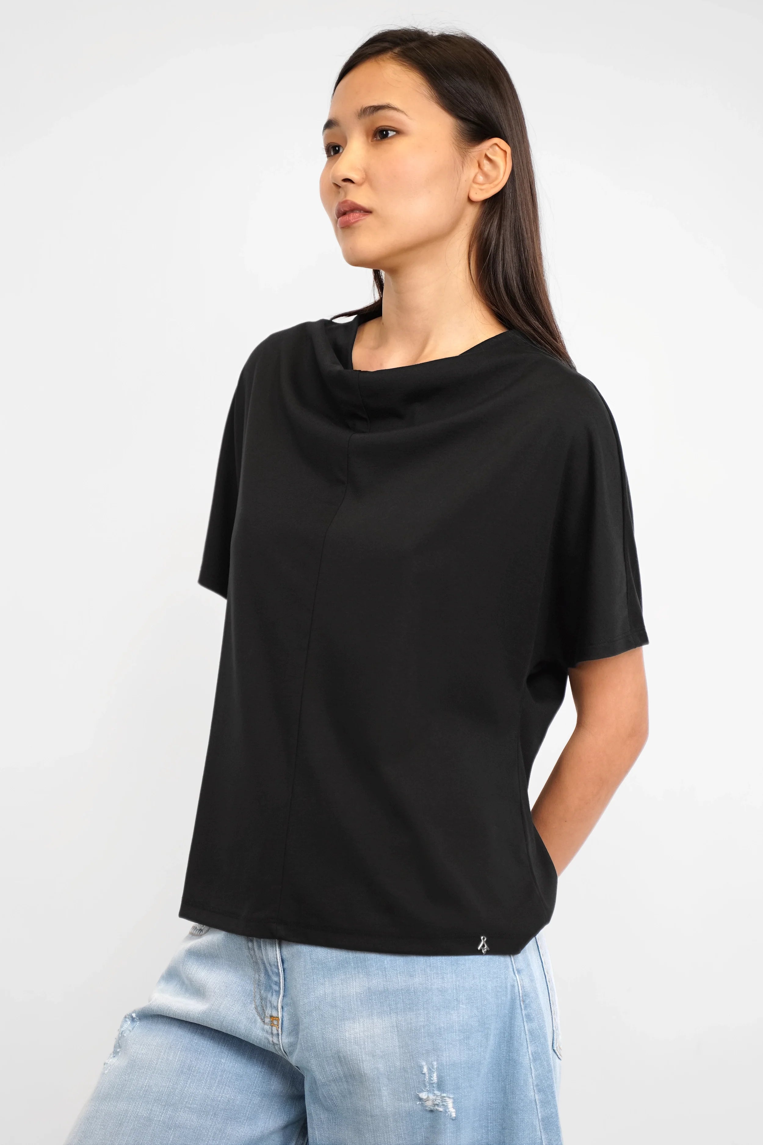 BRYNNA T-Shirt with flowing viscose blend, mockneck, dropped shoulders, front and back seams, regular fit, worn by model height 1.75m in size S