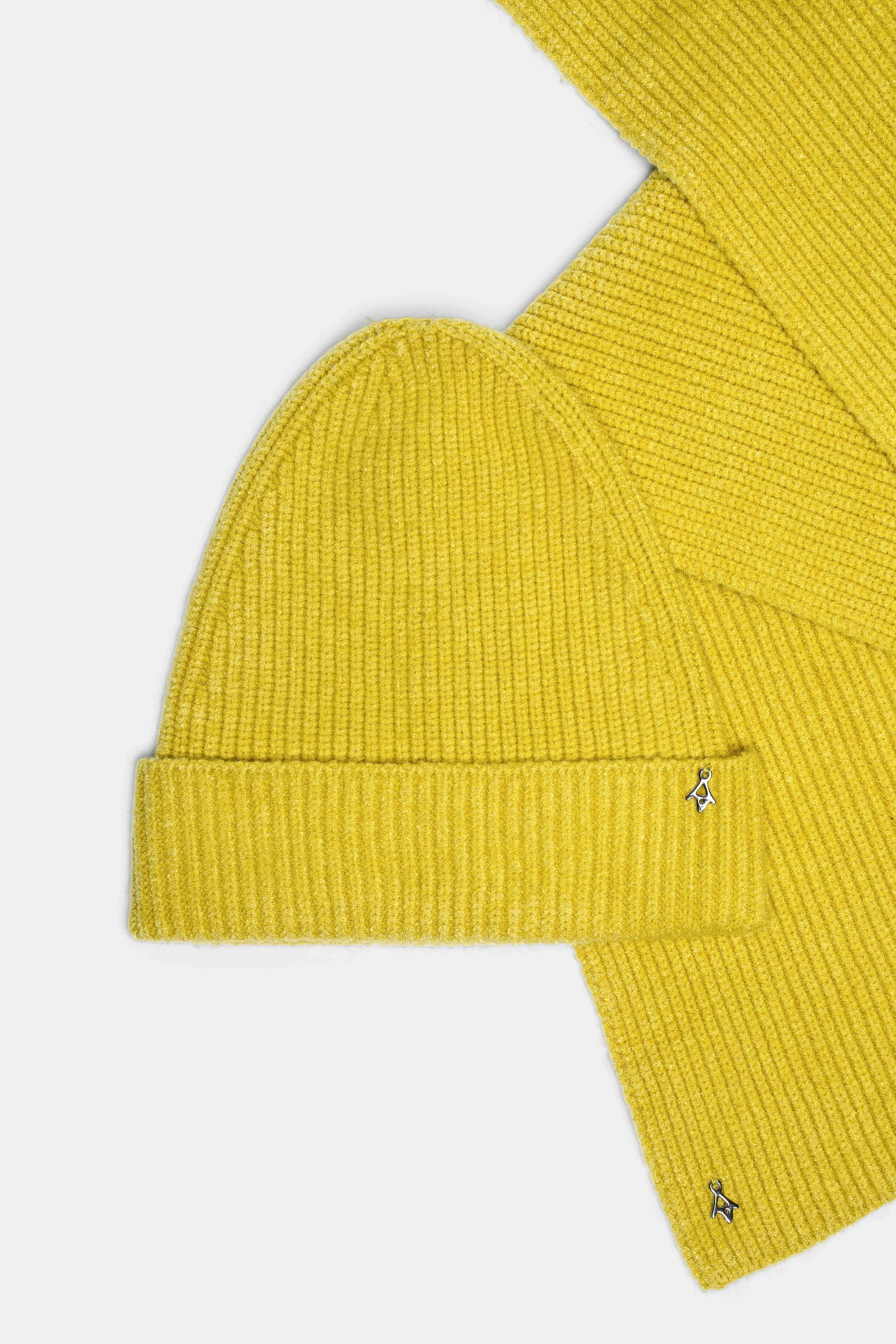 BYNI gerippte Mütze aus weichem Viskose-Mix in Gelb mit breitem Umschlag und elastischem Strick