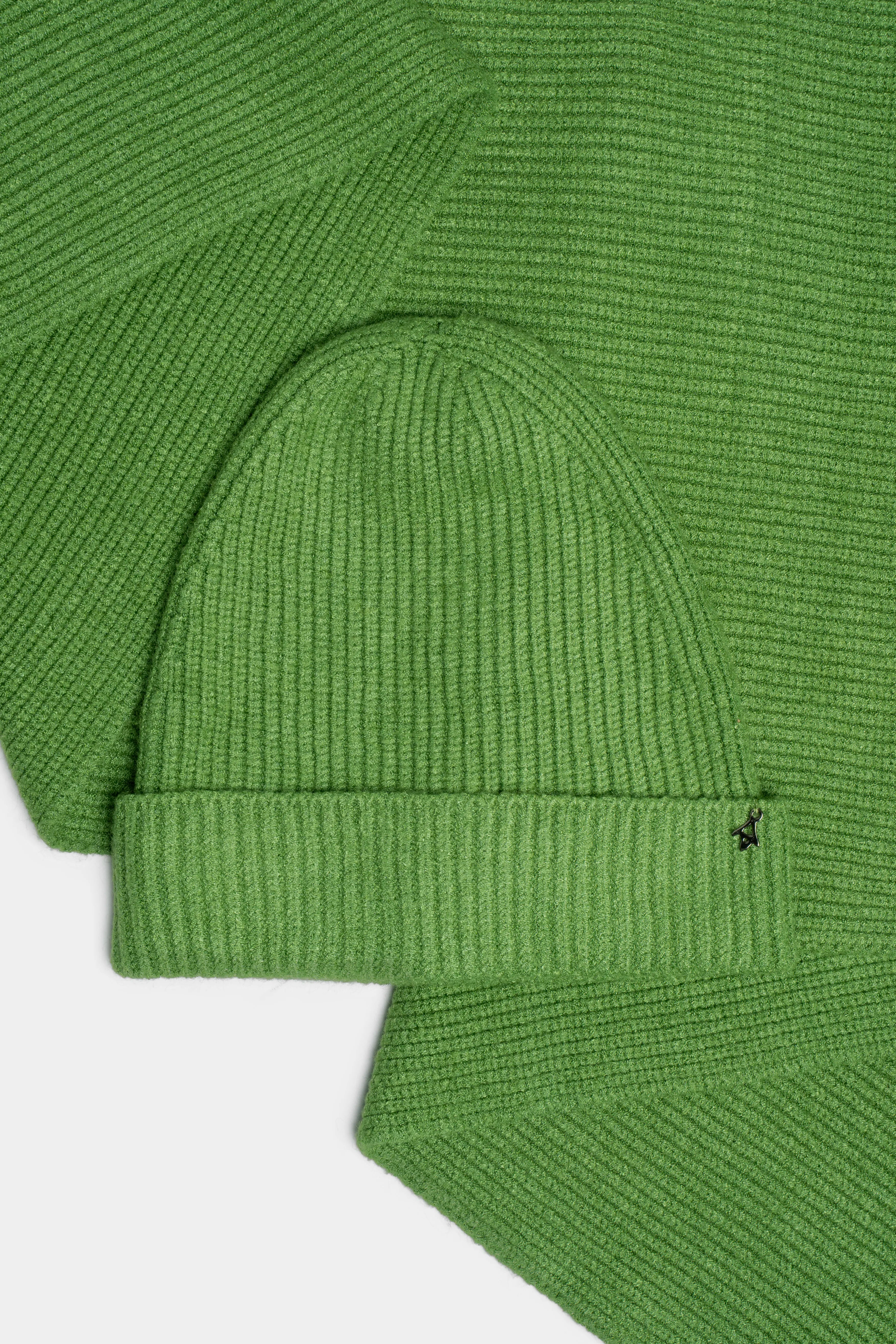 Grüne gerippte Mütze aus weichem Viskose-Mix mit breitem Umschlag und elastischem Strick