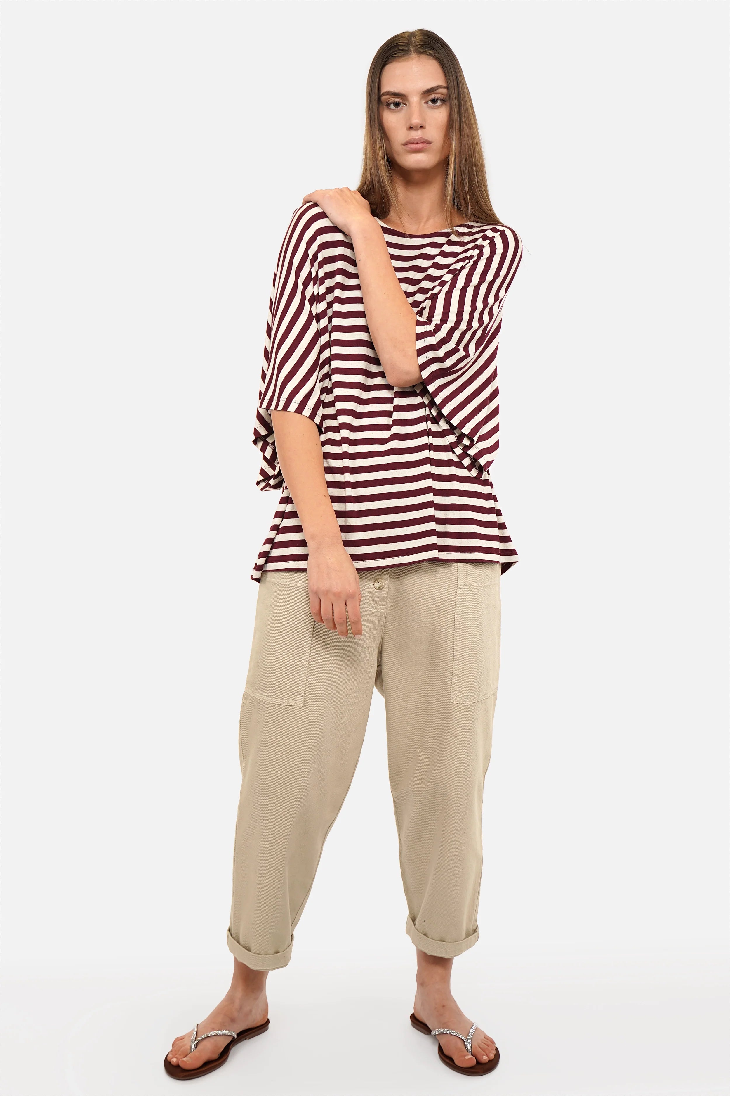 Gestreiftes T-Shirt aus weichem Viskosejersey mit U-Bootausschnitt und oversized Fit in Natur-Red Plum Streifen